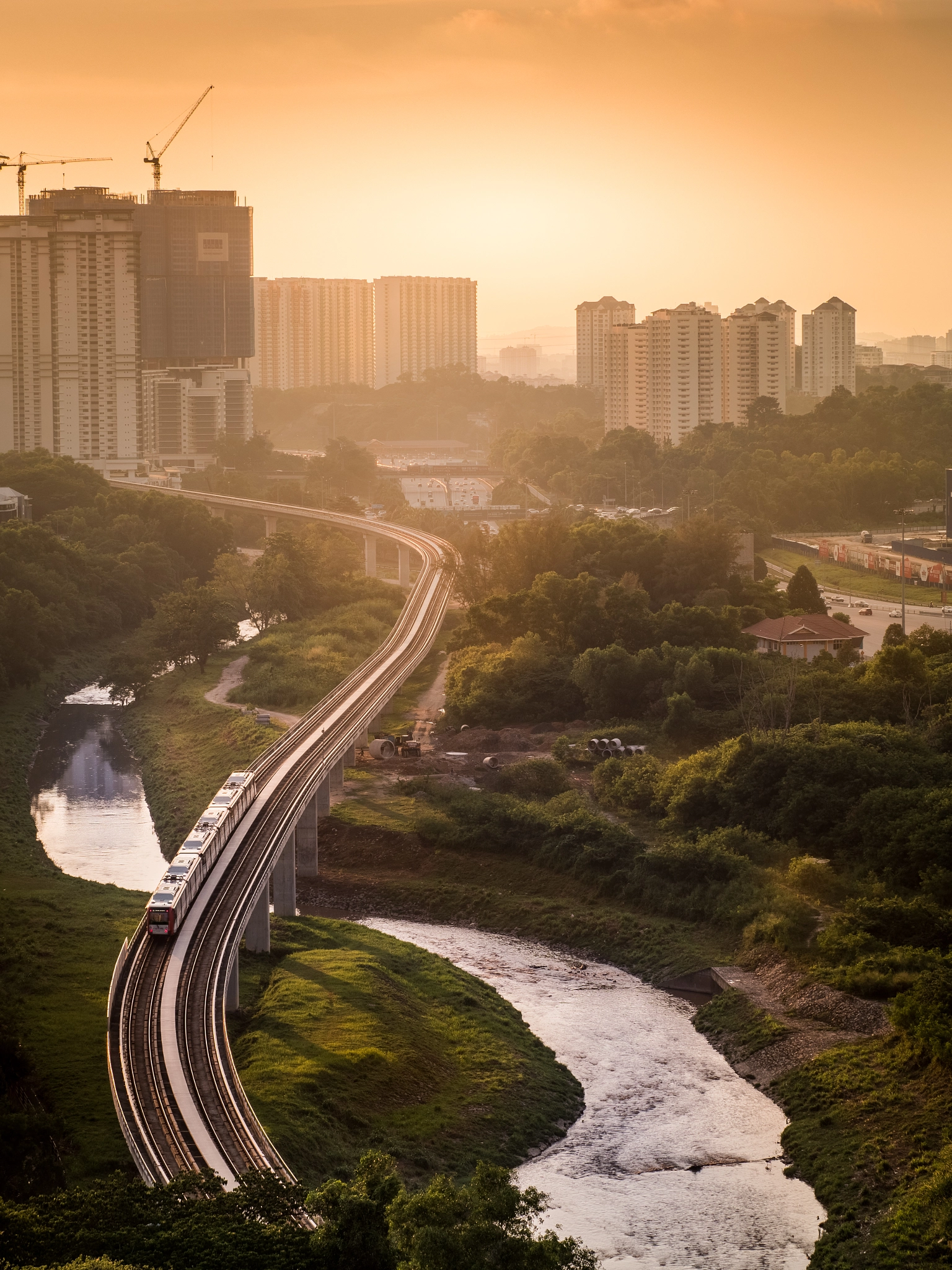 Olympus OM-D E-M1 Mark II + Olympus M.Zuiko Digital ED 40-150mm F2.8 Pro sample photo. Train ride into the sunset photography