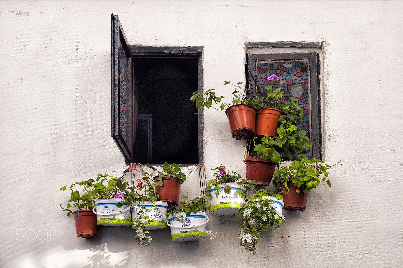 Nikon D700 + Tamron SP 24-70mm F2.8 Di VC USD sample photo. Flowerpots with flowers in a wall with windows. photography