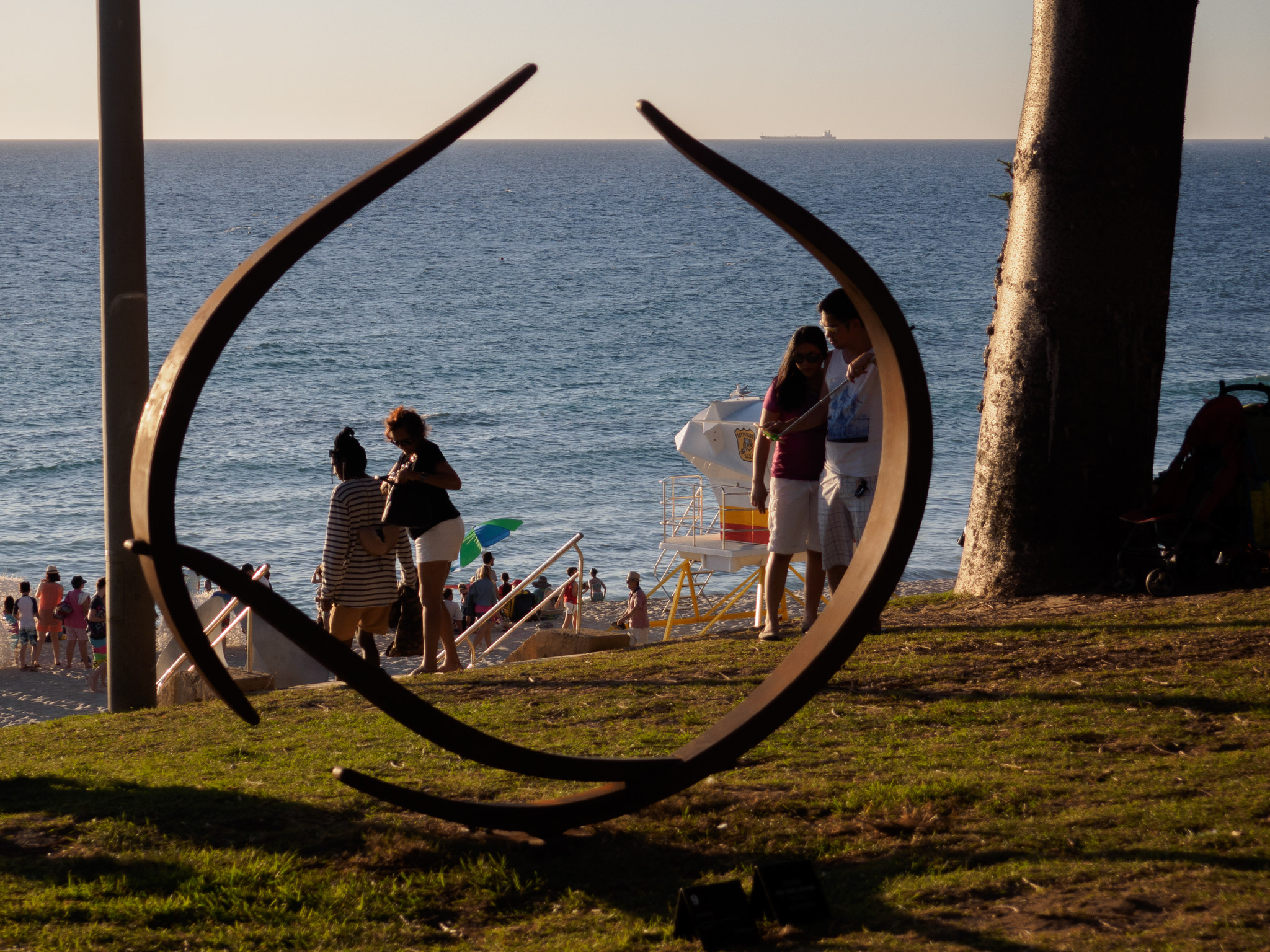 Olympus OM-D E-M1 sample photo. Enclosing form reaching together photography