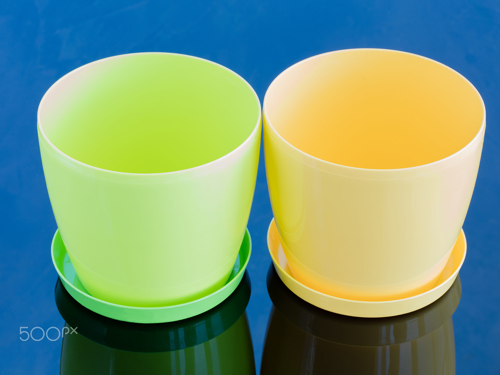 Canon EF 100mm F2.8L Macro IS USM sample photo. Green and yellow empty pot on a glossy surface photography