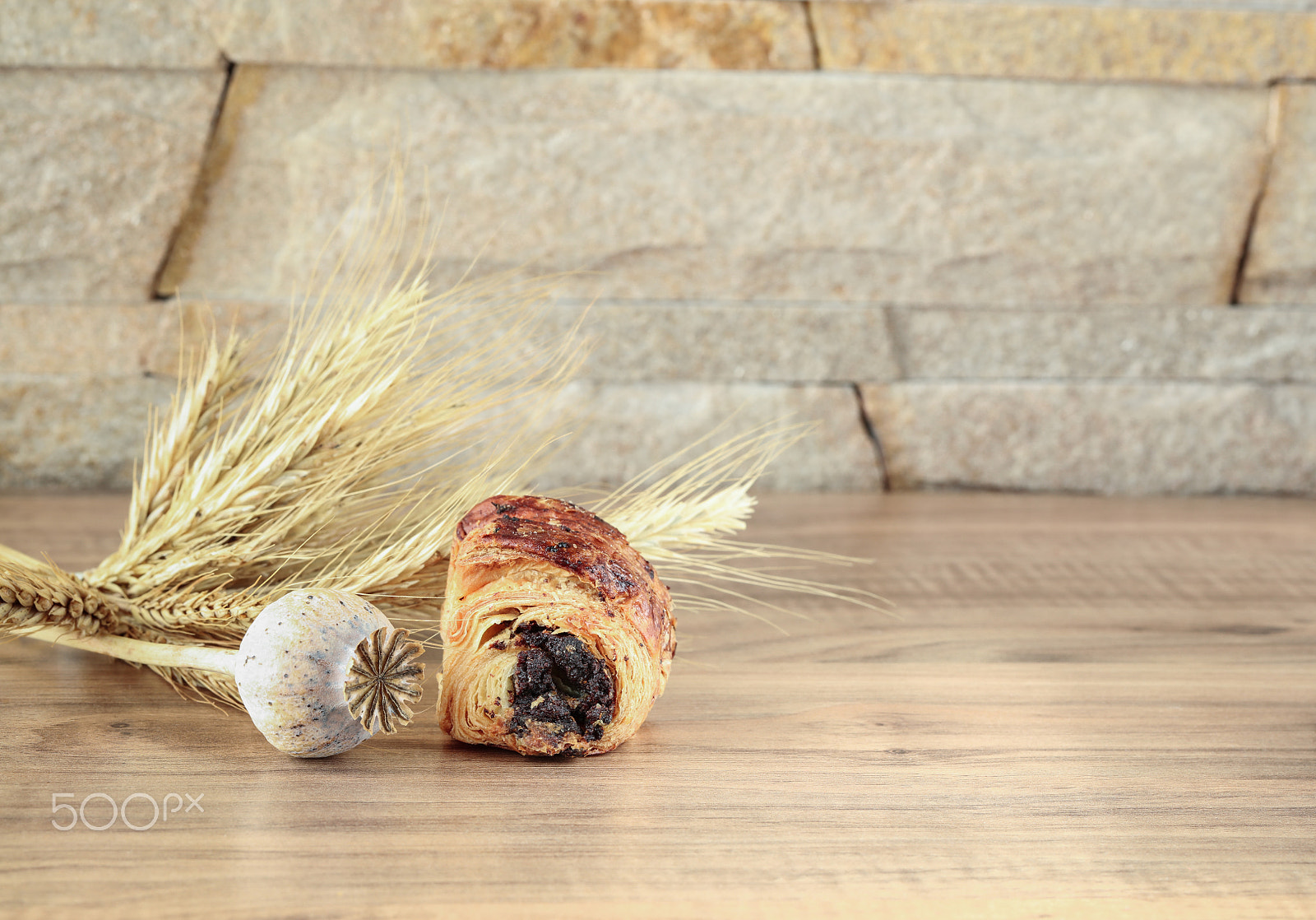 Canon EOS 5DS R + Canon EF 100mm F2.8L Macro IS USM sample photo. Sweet roll with poppy lies on a table with a poppy head and spikelets. photography