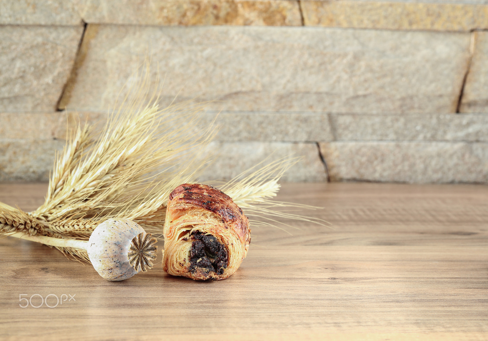Canon EF 100mm F2.8L Macro IS USM sample photo. Sweet roll with poppy lies on a table with a poppy head and spikelets. photography