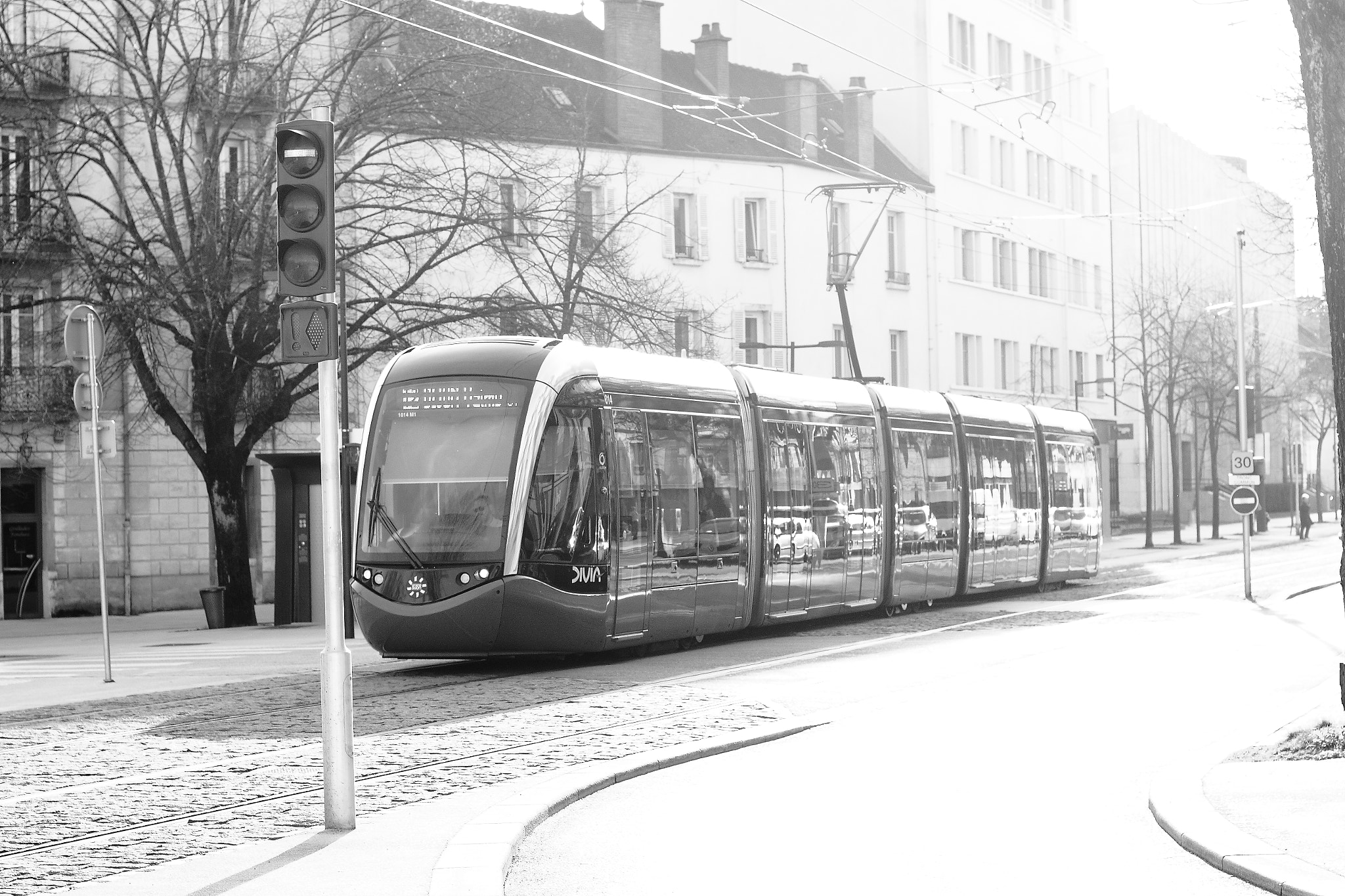 Canon EOS 100D (EOS Rebel SL1 / EOS Kiss X7) + Canon EF 50mm F1.8 STM sample photo. Tram place republique reflet dijon photography