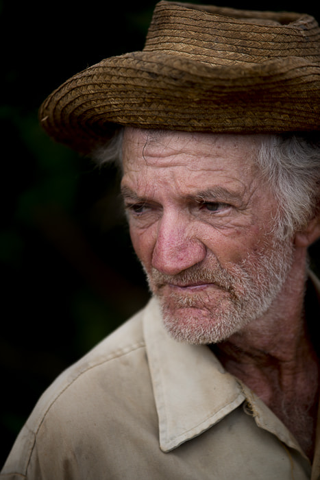 AF-S Zoom-Nikkor 80-200mm f/2.8D IF-ED sample photo. Tabaco farmer cuba photography