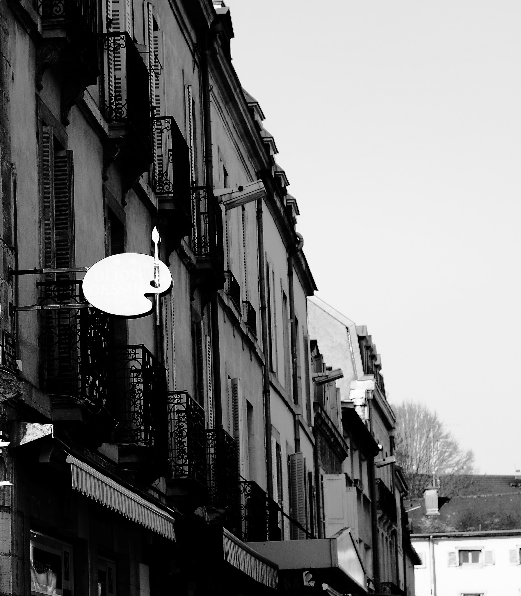 Canon EOS 100D (EOS Rebel SL1 / EOS Kiss X7) + Canon EF 50mm F1.8 STM sample photo. Enseigne dijon dessin place du marche dijon photography