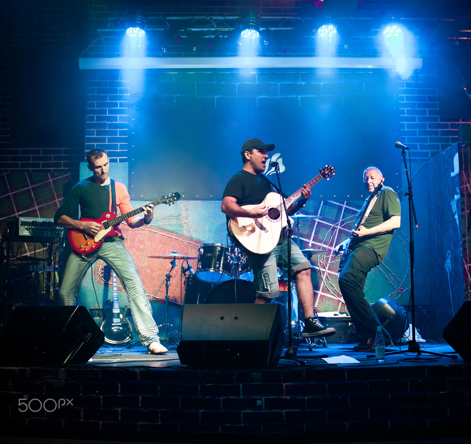 Canon EF 35mm F1.4L USM sample photo. Musician plays a guitar photography