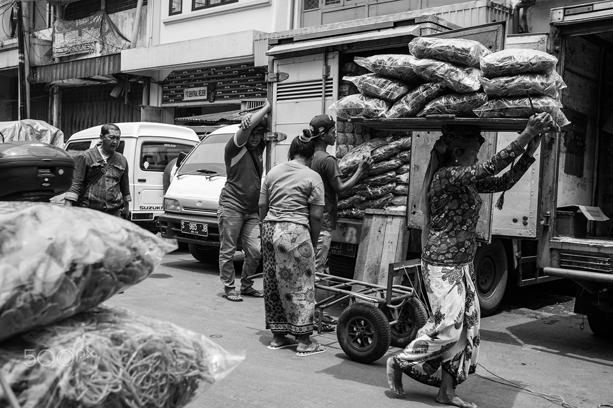 Summicron-M 1:2/35 ASPH. sample photo. Women at work photography