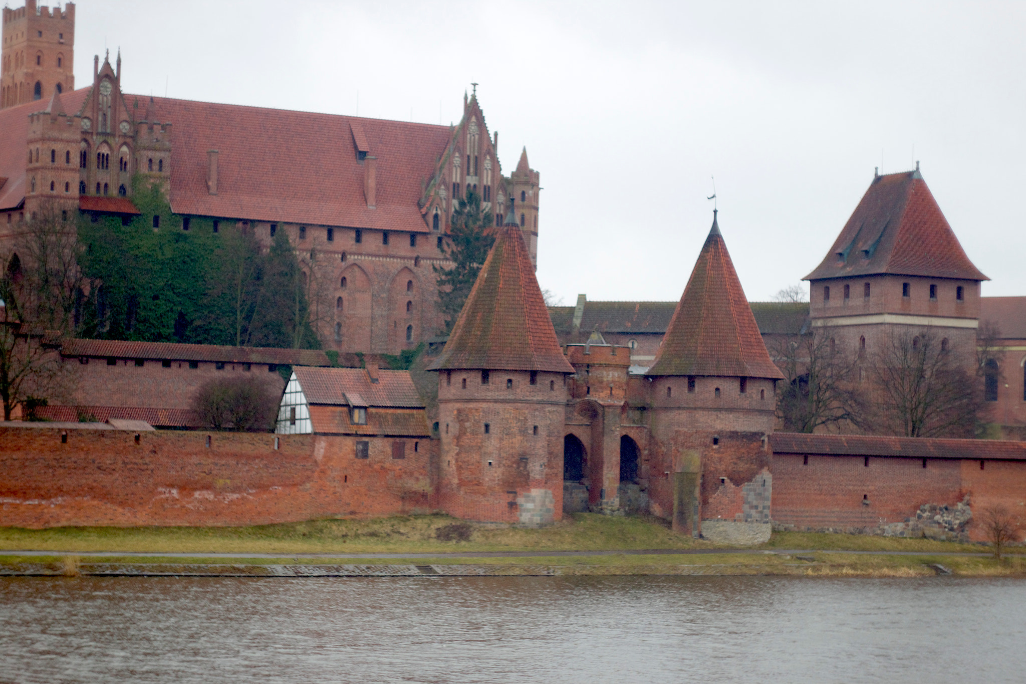 Canon EOS 500D (EOS Rebel T1i / EOS Kiss X3) sample photo. Old castle in malbork photography