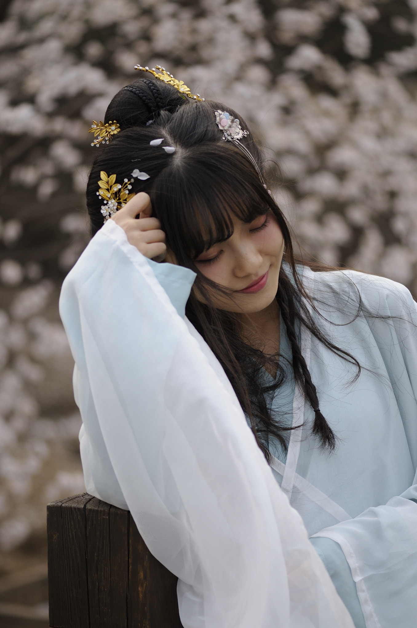 Nikon AF-S Micro-Nikkor 105mm F2.8G IF-ED VR sample photo. Cute girl looks like the peach flower photography