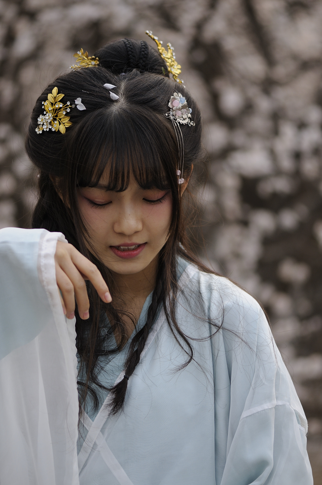 Nikon AF-S Micro-Nikkor 105mm F2.8G IF-ED VR sample photo. Cute girl looks like the peach flower photography