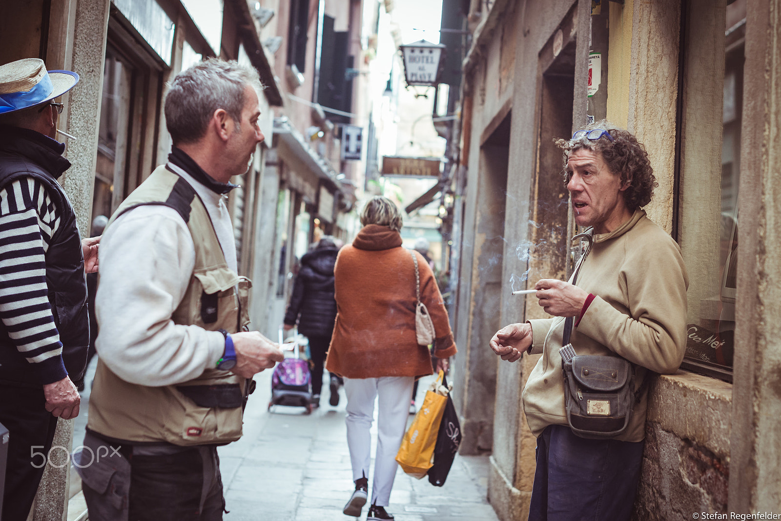 Nikon D610 + Nikon AF-S Nikkor 50mm F1.4G sample photo. Street talks of venice photography