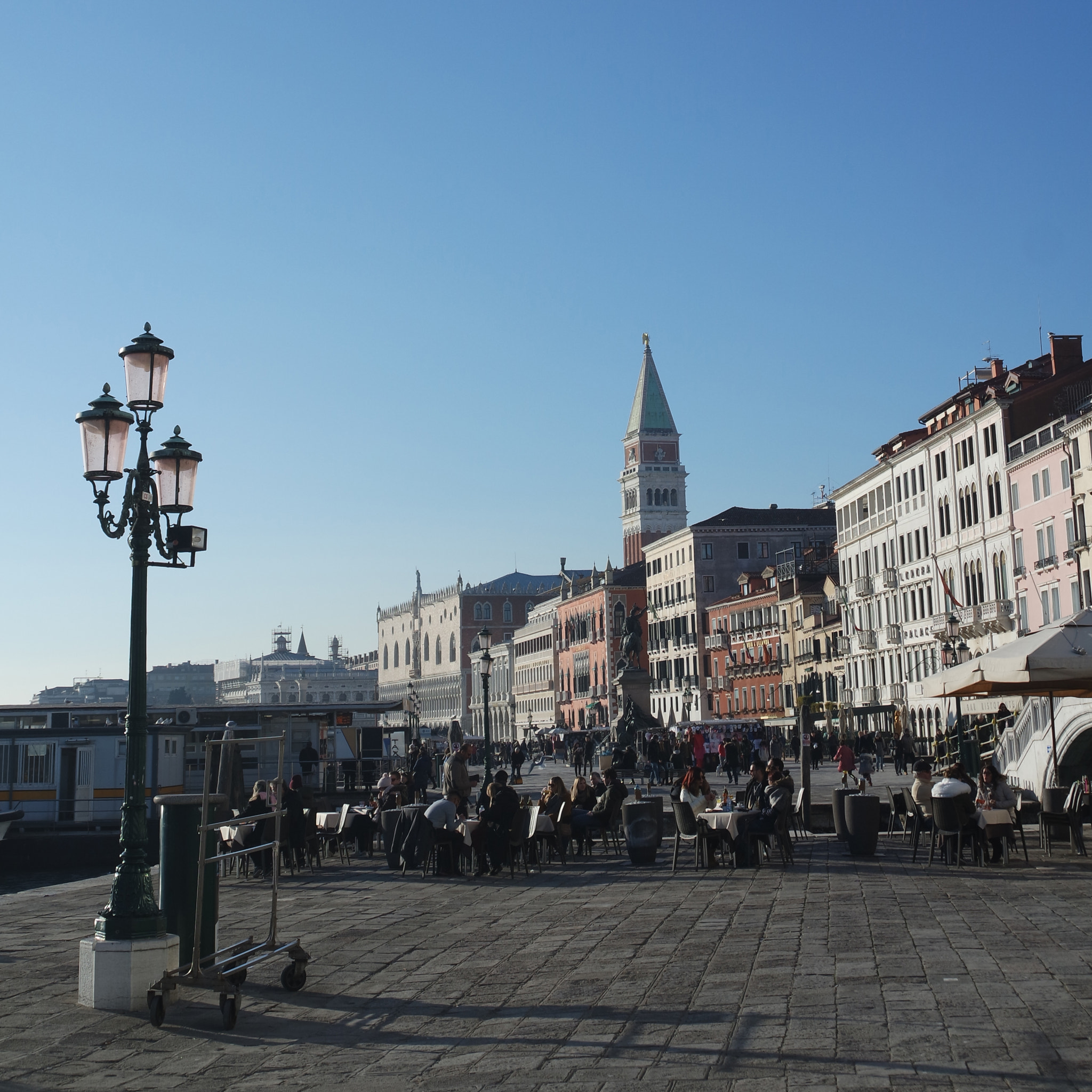 Samsung NX 16-50mm F3.5-5.6 Power Zoom ED OIS sample photo. Touristic life photography