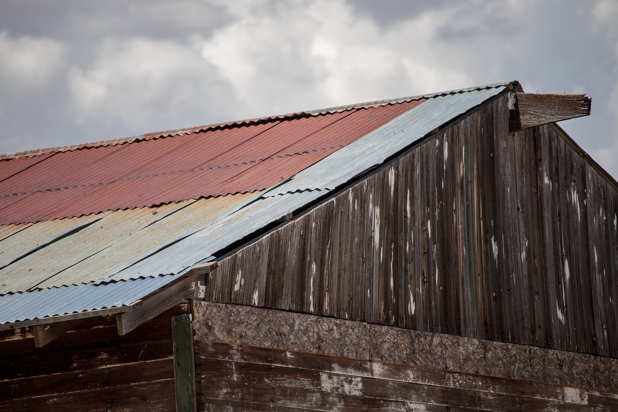Canon EF-S 55-250mm F4-5.6 IS STM sample photo. Rustic barn roof photography