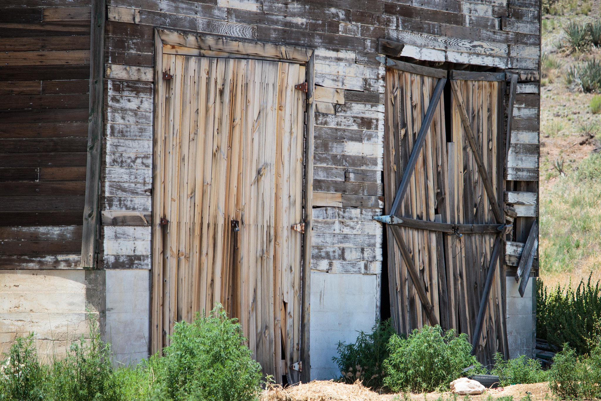 Canon EF-S 55-250mm F4-5.6 IS STM sample photo. Rustic barn doors photography