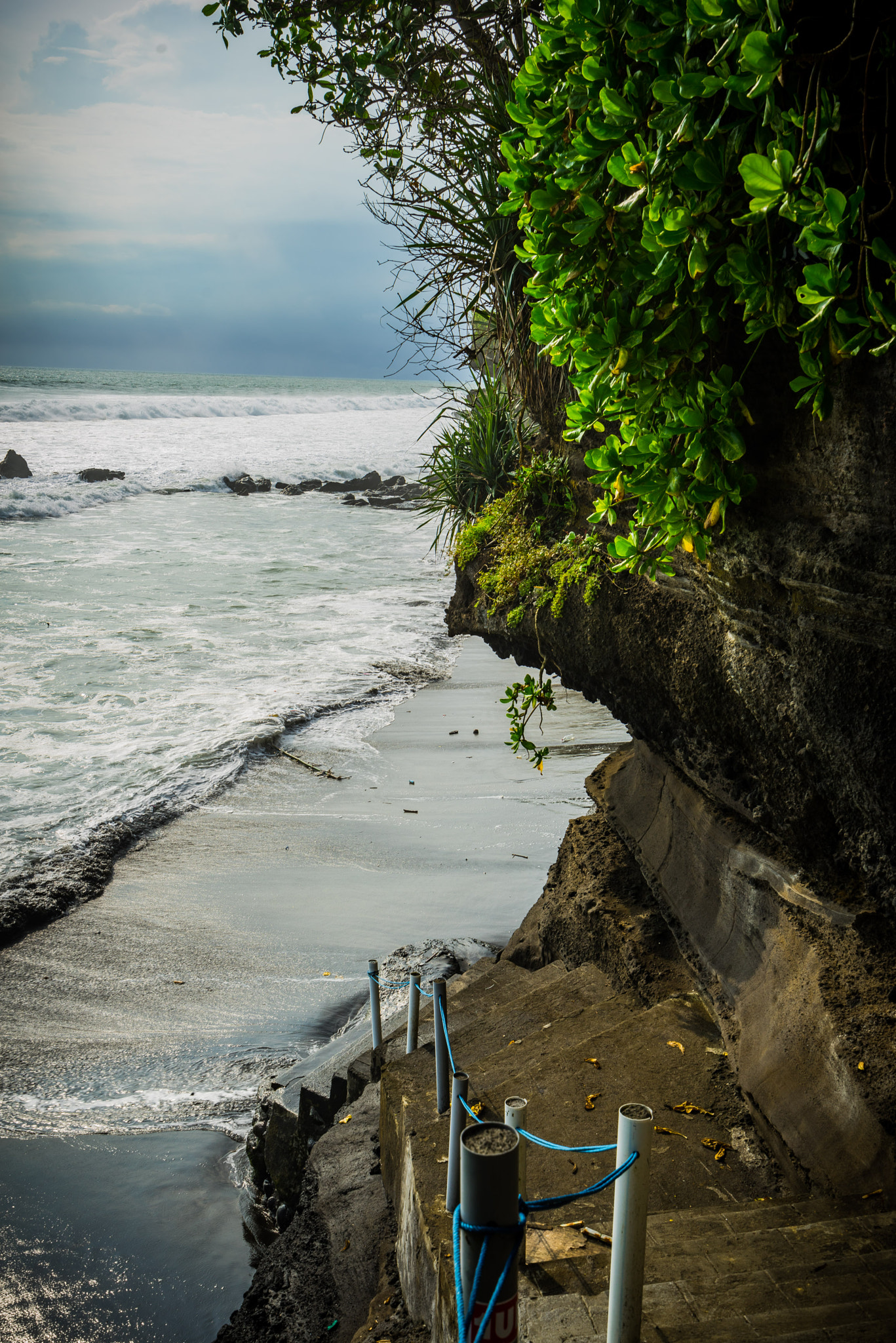 Sony a7R + Sony Vario-Tessar T* FE 16-35mm F4 ZA OSS sample photo. Tanah lot all the way in the back photography