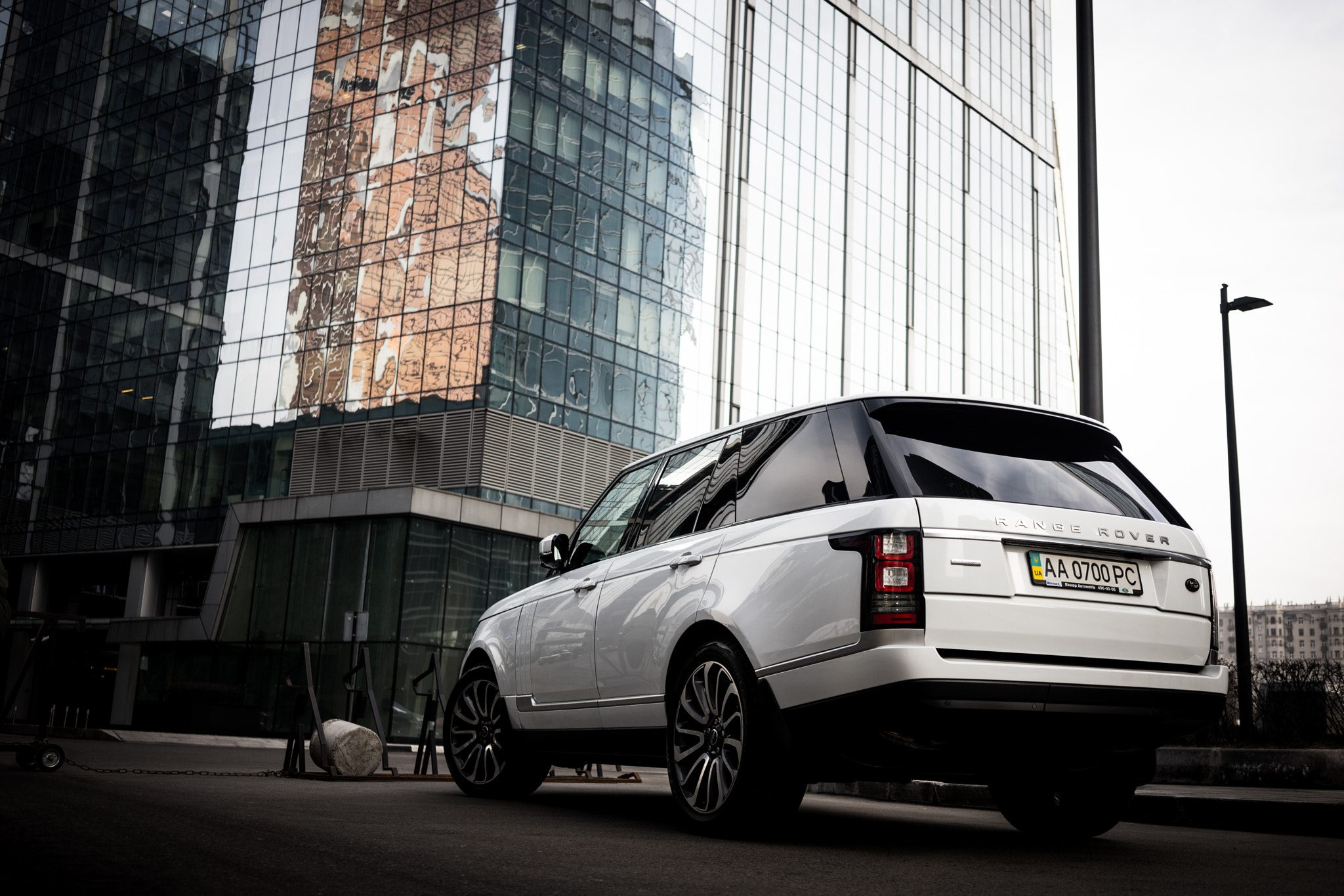 Sony a7 II sample photo. Range rover at the city photography