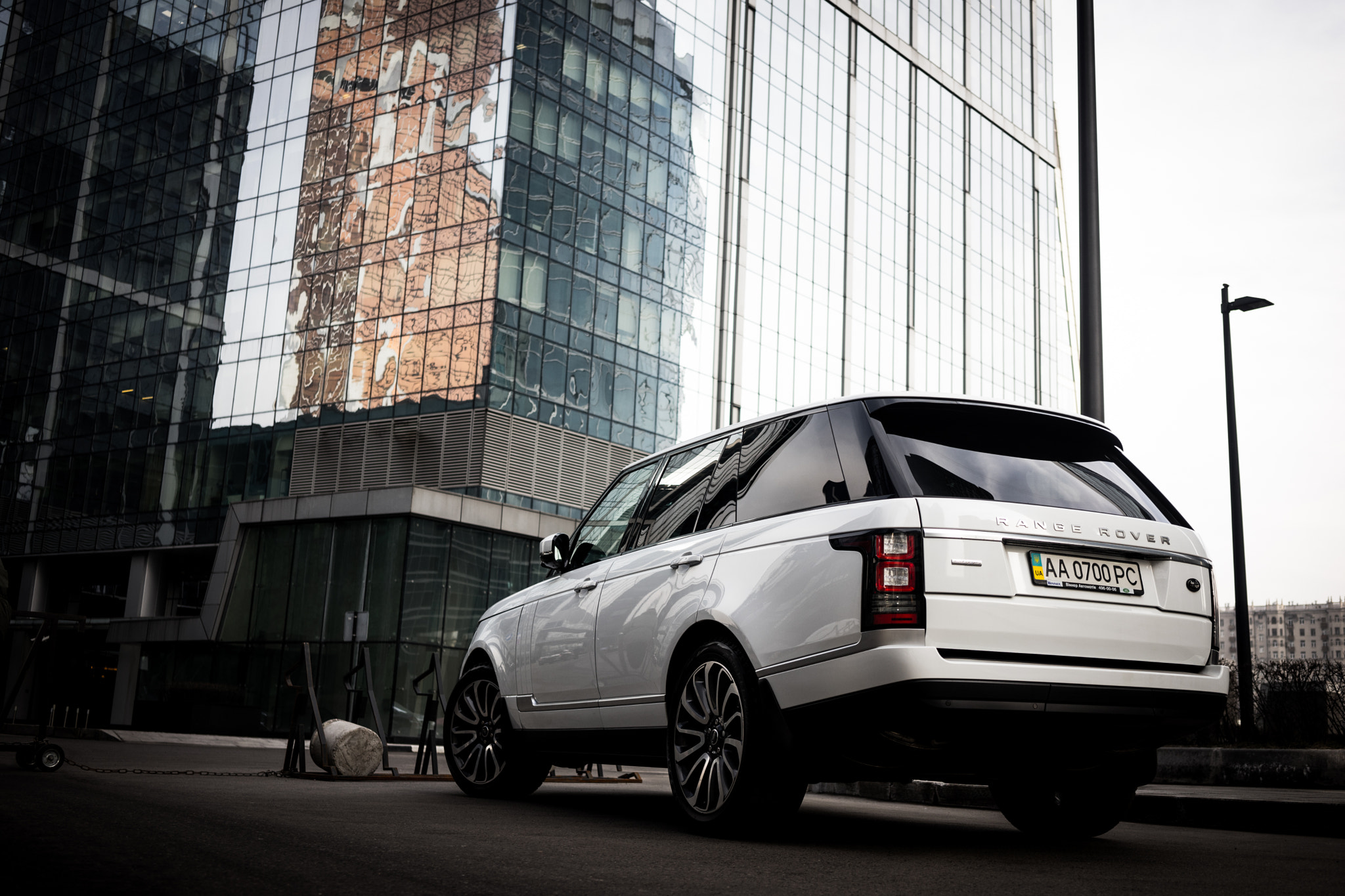 Sony a7 II + Sony Sonnar T* FE 35mm F2.8 ZA sample photo. Range rover at the city photography