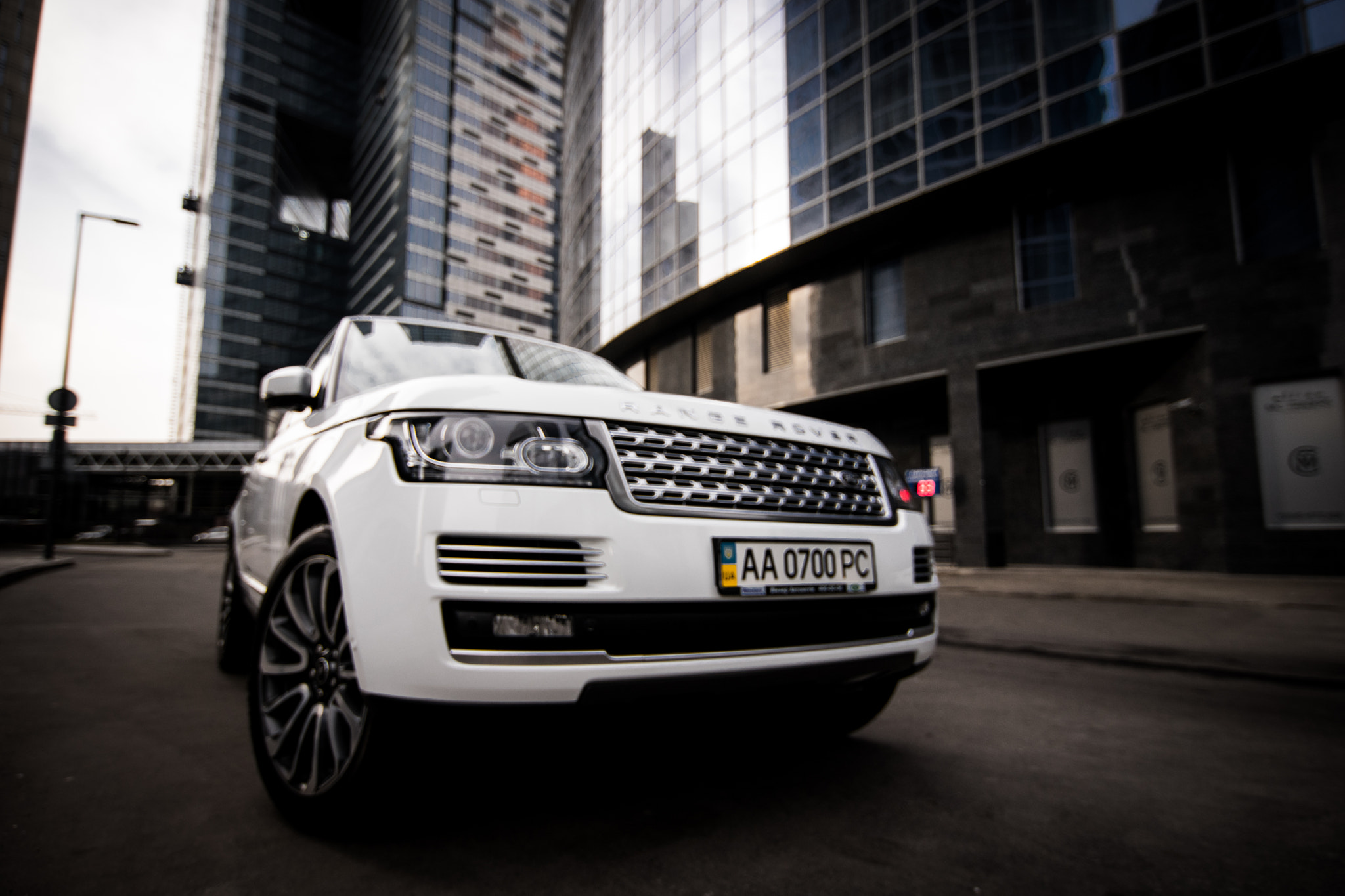Sony a7 II + Tokina AT-X Pro 12-24mm F4 (IF) DX sample photo. Point of view - range rover at the city photography