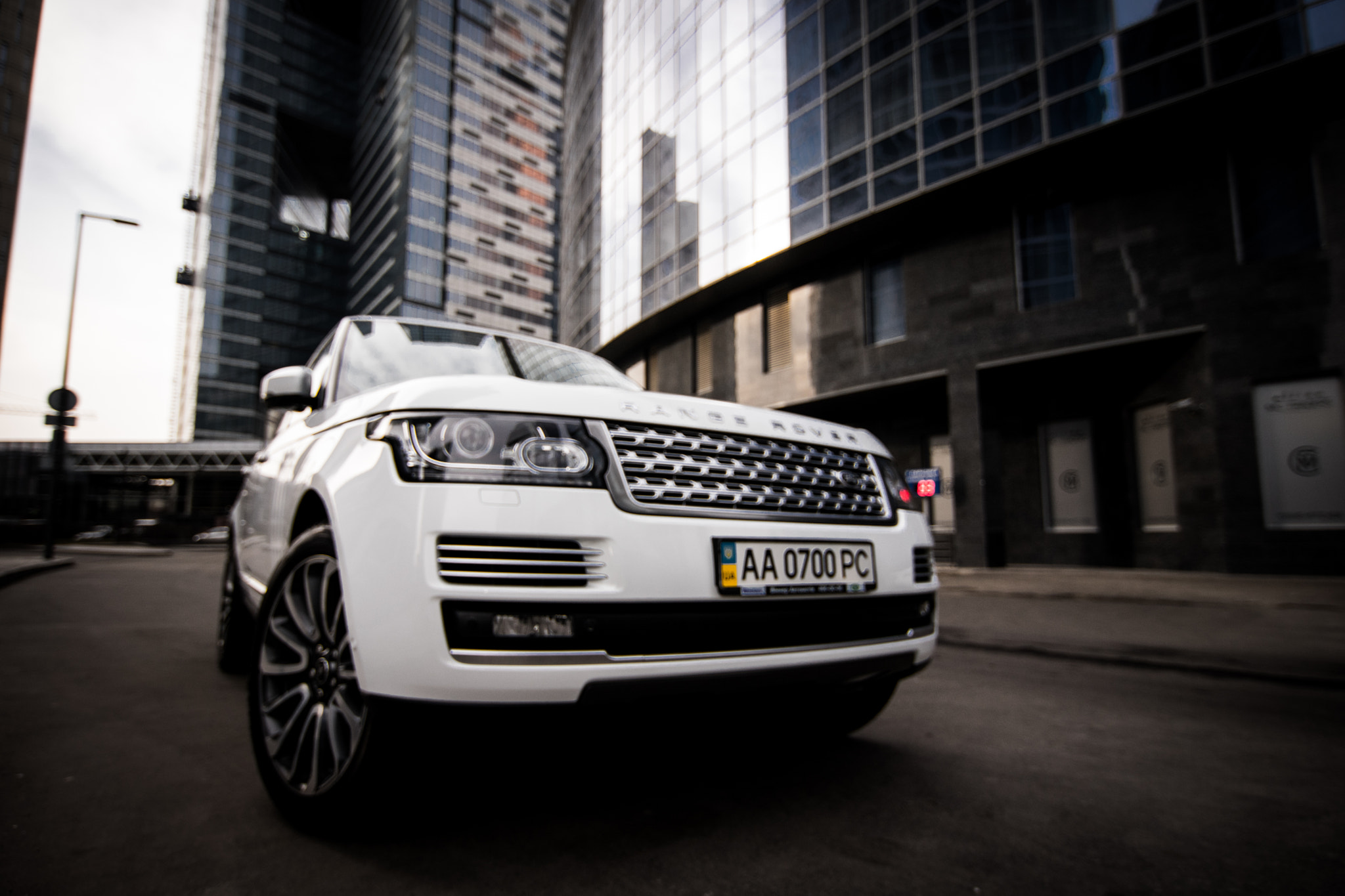 Tokina AT-X Pro 12-24mm F4 (IF) DX sample photo. Point of view - range rover at the city photography