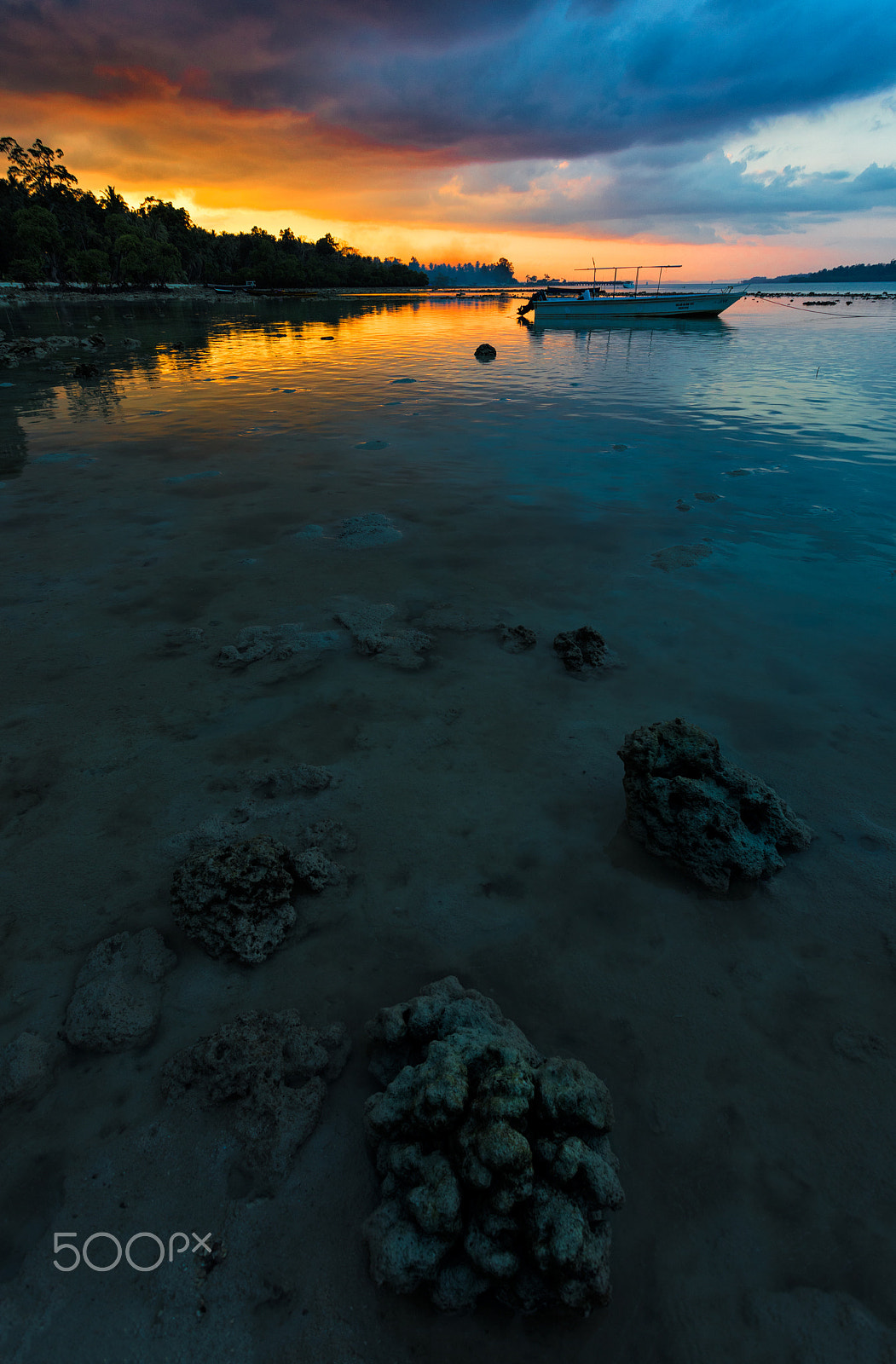 Canon EF 17-40mm F4L USM sample photo. Fire in the sky... photography