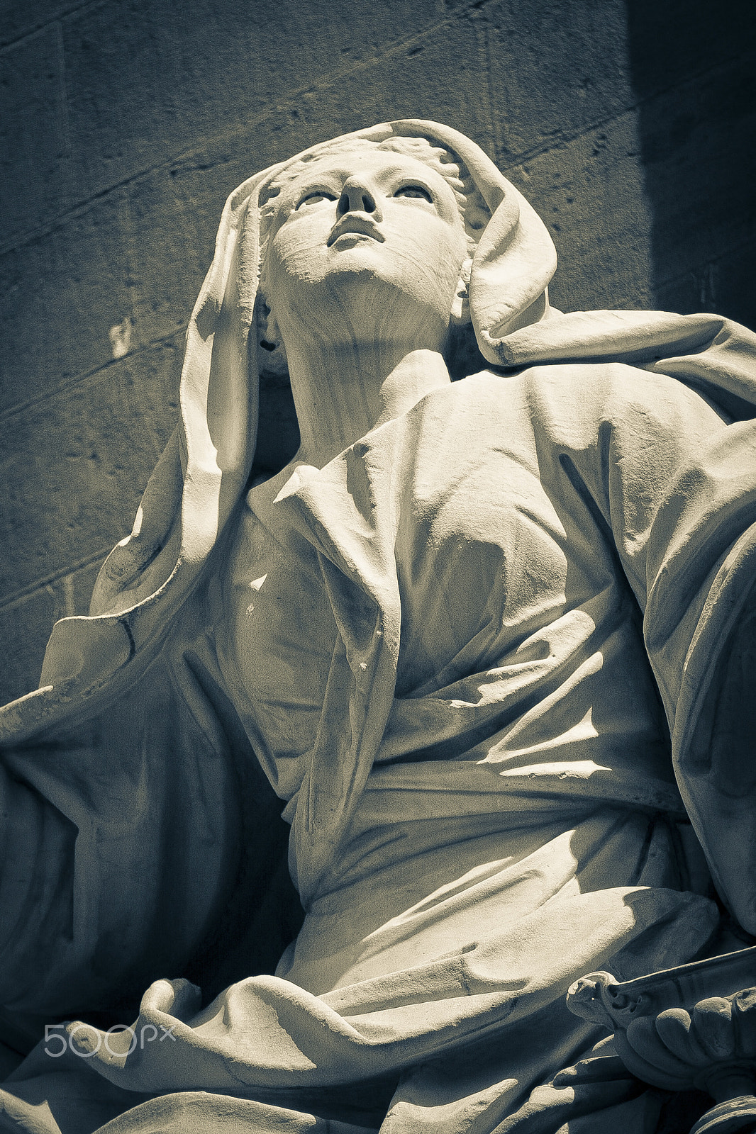 Canon EOS 7D + Canon EF 70-200mm F4L IS USM sample photo. Famous italian statue from low angle photography