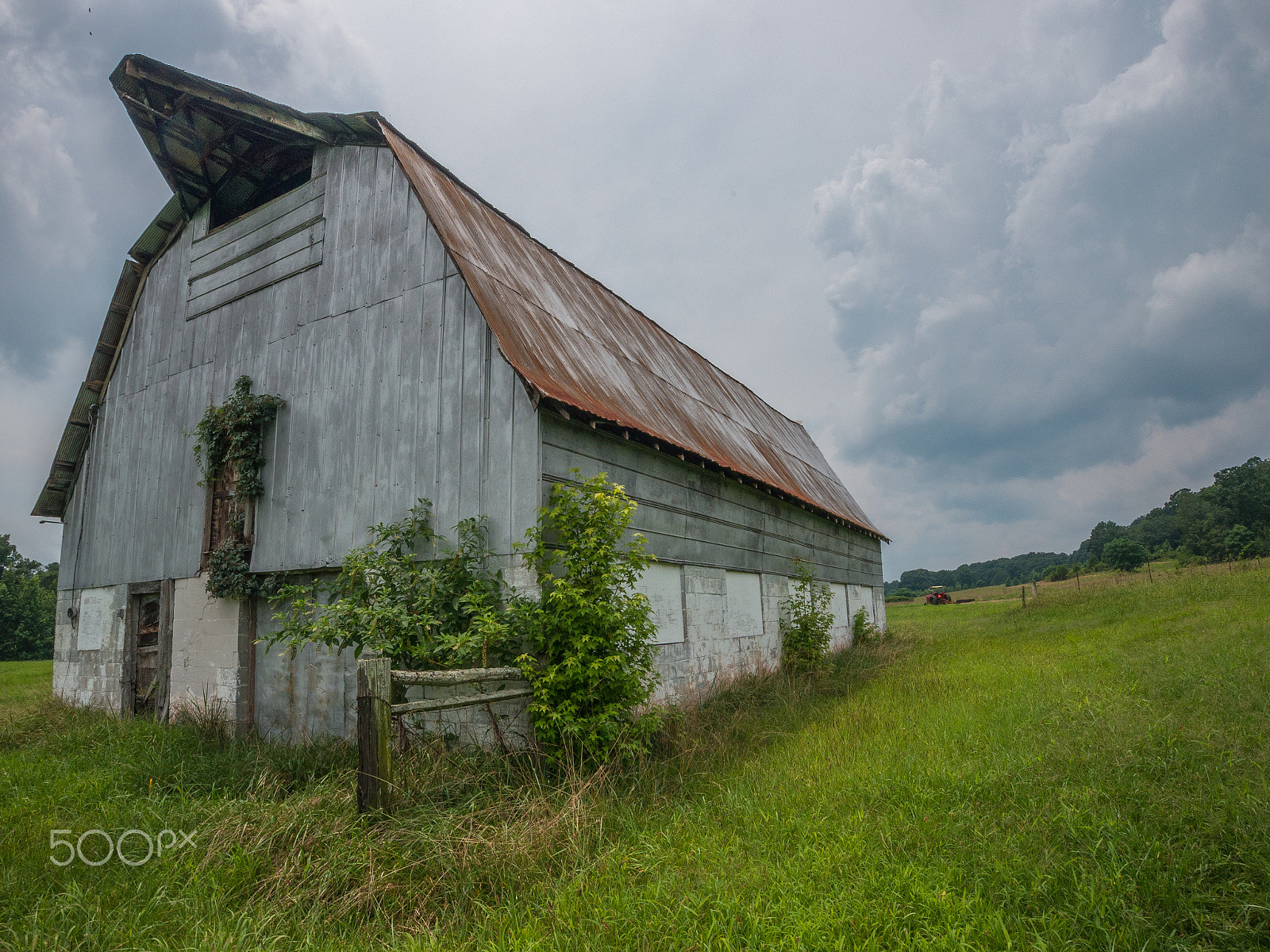 Olympus M.Zuiko Digital ED 9-18mm F4.0-5.6 sample photo. Abandoned barn photography