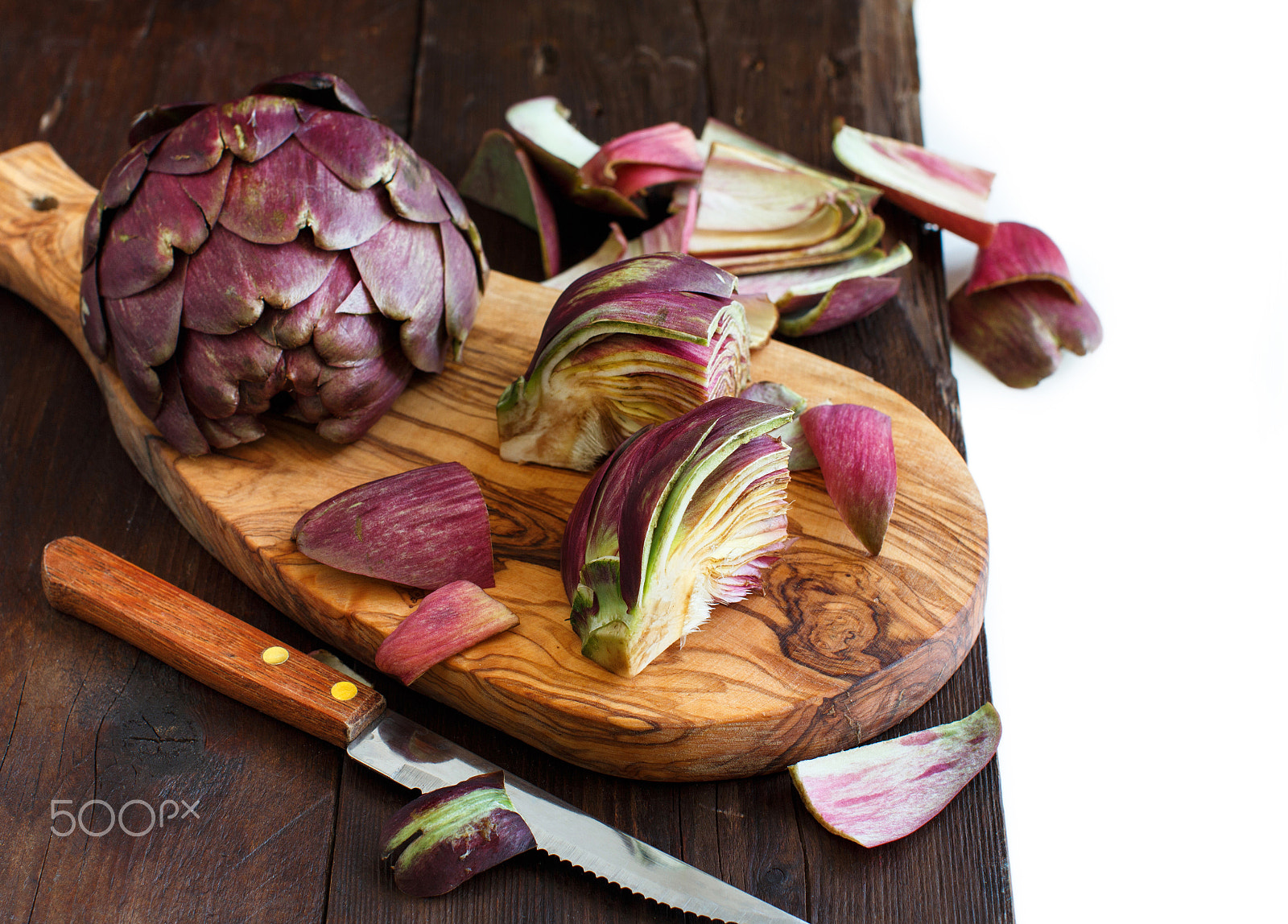 Canon EOS 650D (EOS Rebel T4i / EOS Kiss X6i) + Canon EF 50mm F1.2L USM sample photo. Roman artichokes on a wooden board photography
