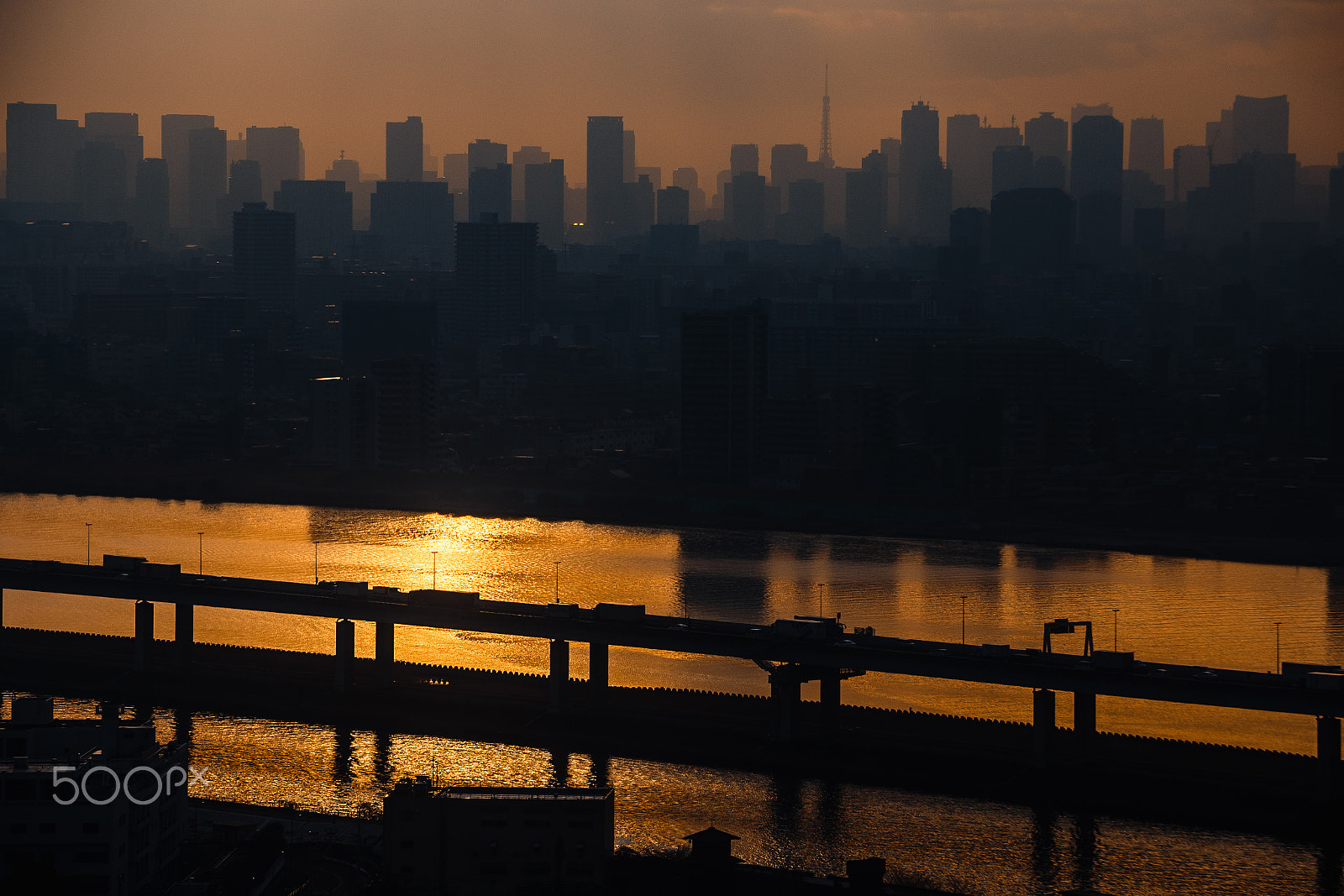 Canon EOS 6D + EF75-300mm f/4-5.6 sample photo. Weird sunset on central tokyo photography