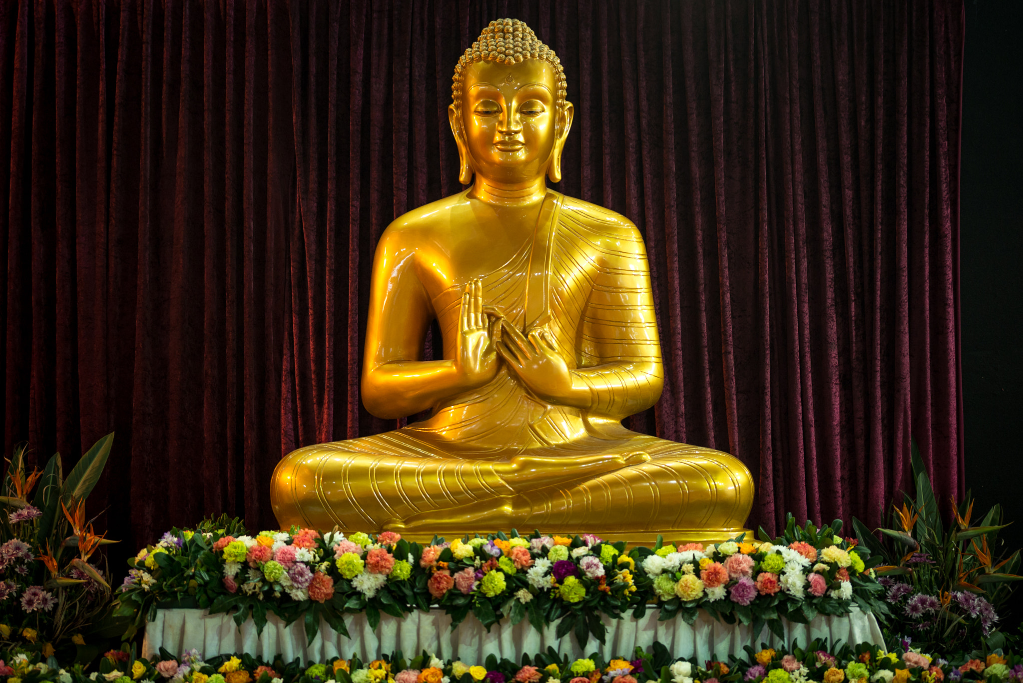 Sigma 105mm F2.8 EX DG OS HSM sample photo. Golden statue photography