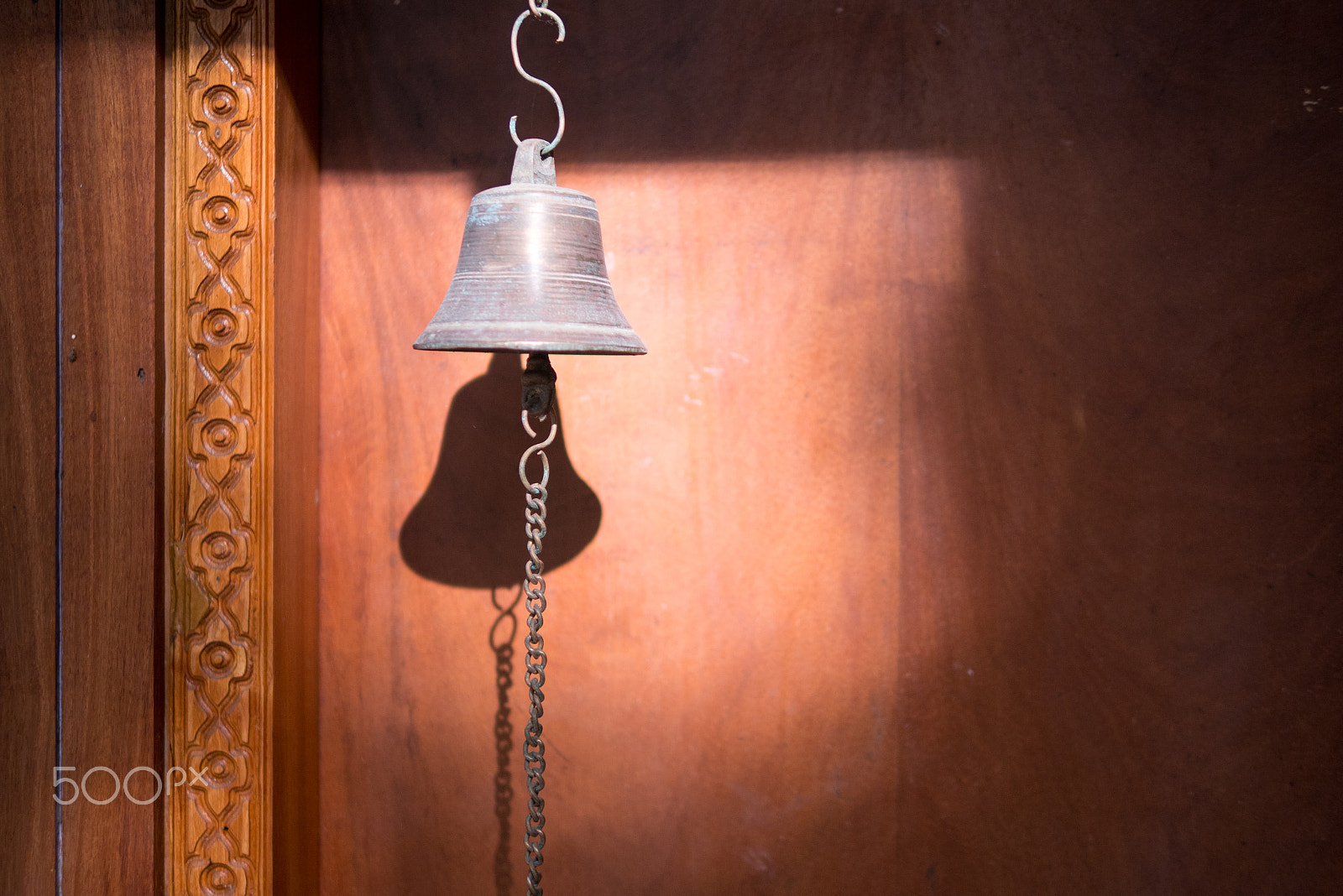 Panasonic Lumix DMC-GX85 (Lumix DMC-GX80 / Lumix DMC-GX7 Mark II) + Panasonic Leica DG Summilux 25mm F1.4 II ASPH sample photo. A bronze buddhist hand bell photography