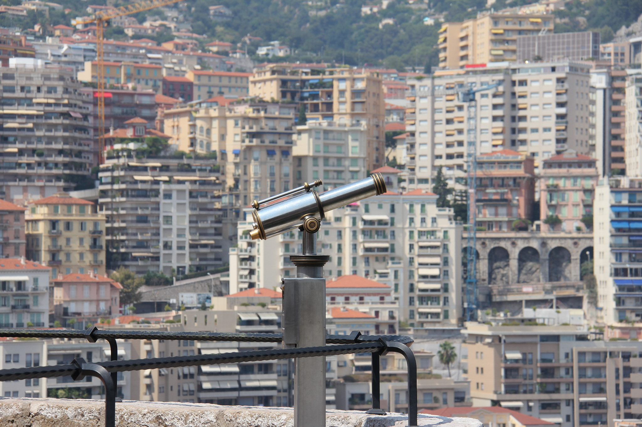 Canon EOS 550D (EOS Rebel T2i / EOS Kiss X4) + Canon EF-S 18-200mm F3.5-5.6 IS sample photo. An old school telescope overlooking monte carlo. photography
