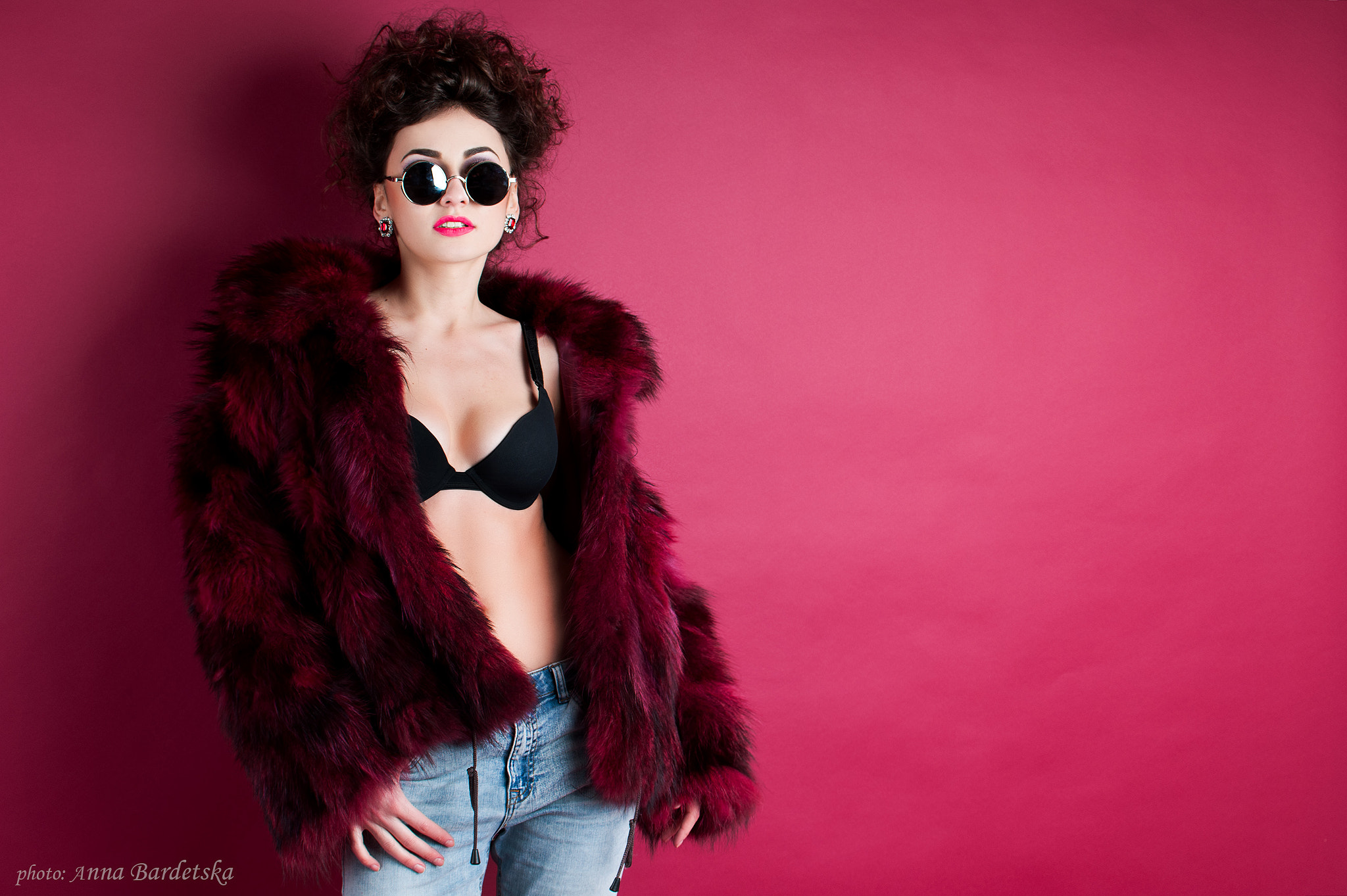 Nikon D300 + Nikon AF-S DX Nikkor 35mm F1.8G sample photo. Magenta fur coat and the sun glasses photography