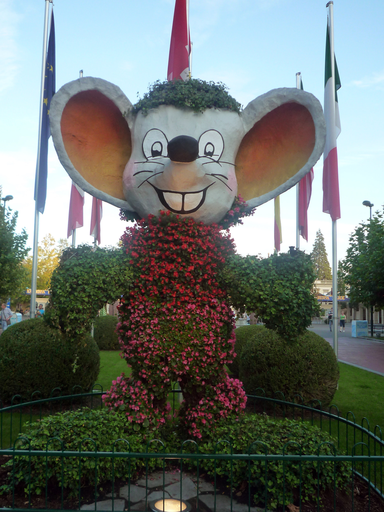 Panasonic DMC-FX37 sample photo. Mouse movie park photography