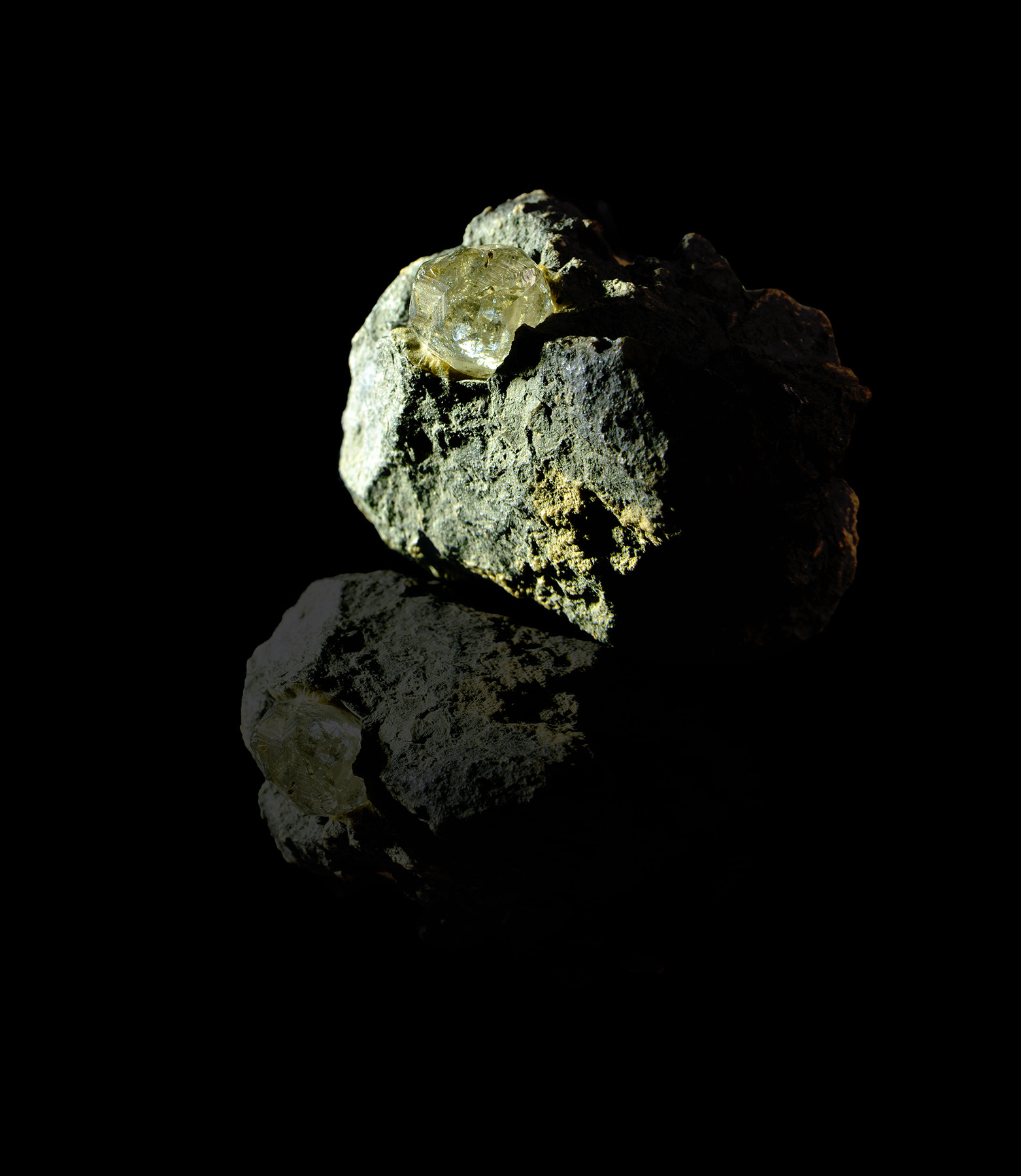AF Zoom-Nikkor 28-105mm f/3.5-4.5D IF sample photo. Diamond in kimberlite photography