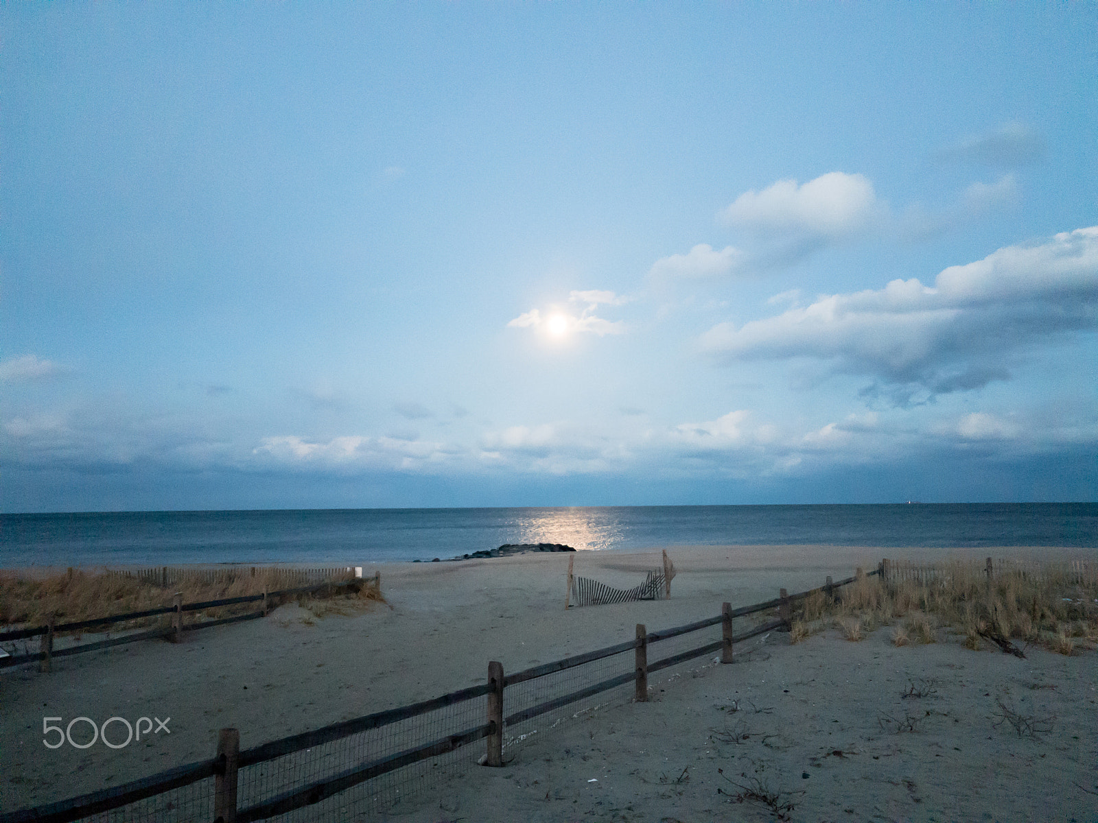 Samsung Galaxy S7 + Samsung Galaxy S7 Rear Camera sample photo. Full moon on the sand photography