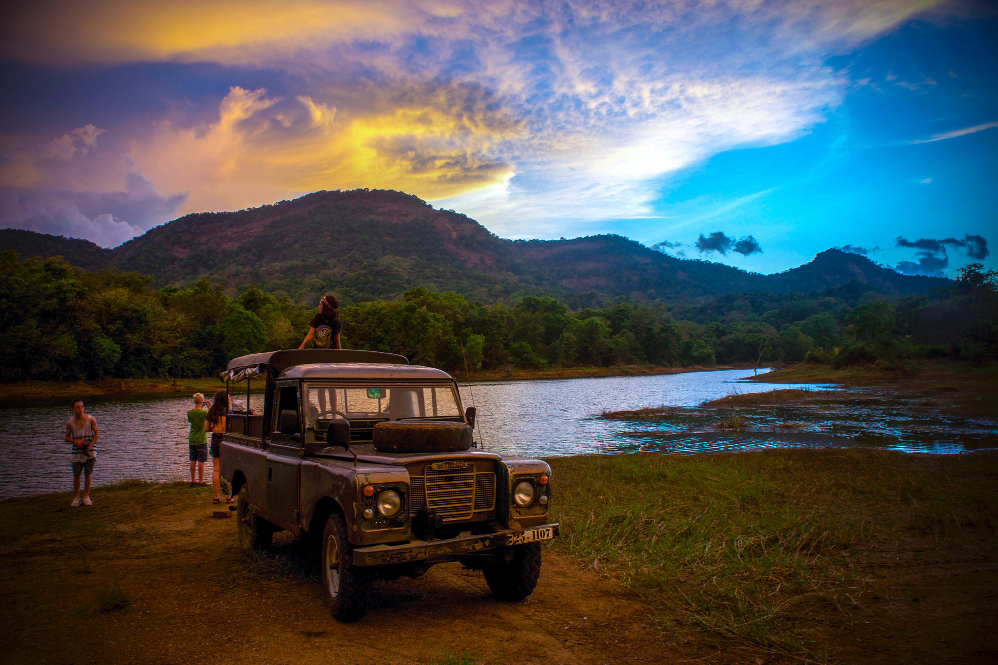 Sony Alpha NEX-7 + Sony E 18-55mm F3.5-5.6 OSS sample photo. Land rover from the 70's parked at a lake in wasgamua, sri lanka, after a search for wild elephants photography