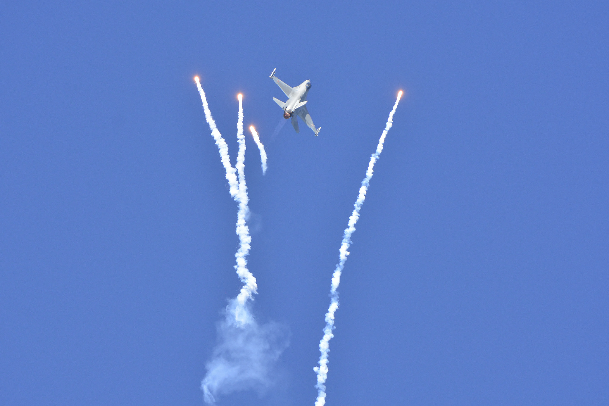Nikon AF-S Nikkor 70-200mm F2.8G ED VR II sample photo. F16 air photography