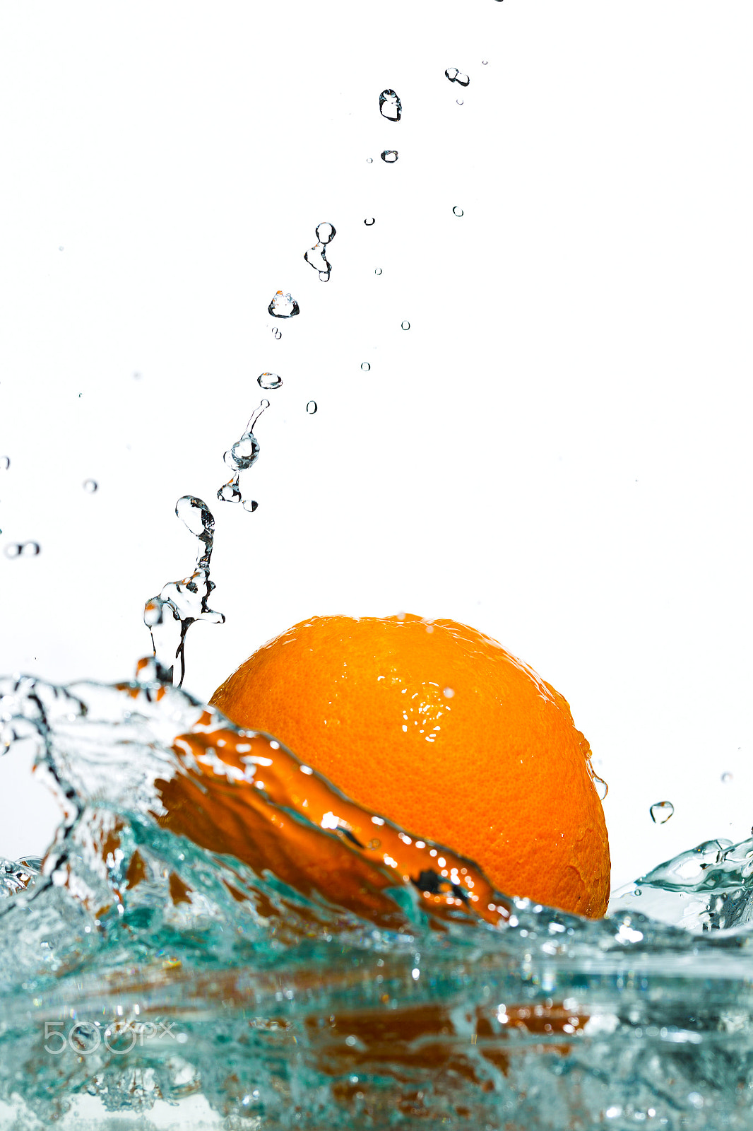 Canon EF 100mm F2.8L Macro IS USM sample photo. Orange in streams of water on a white background photography