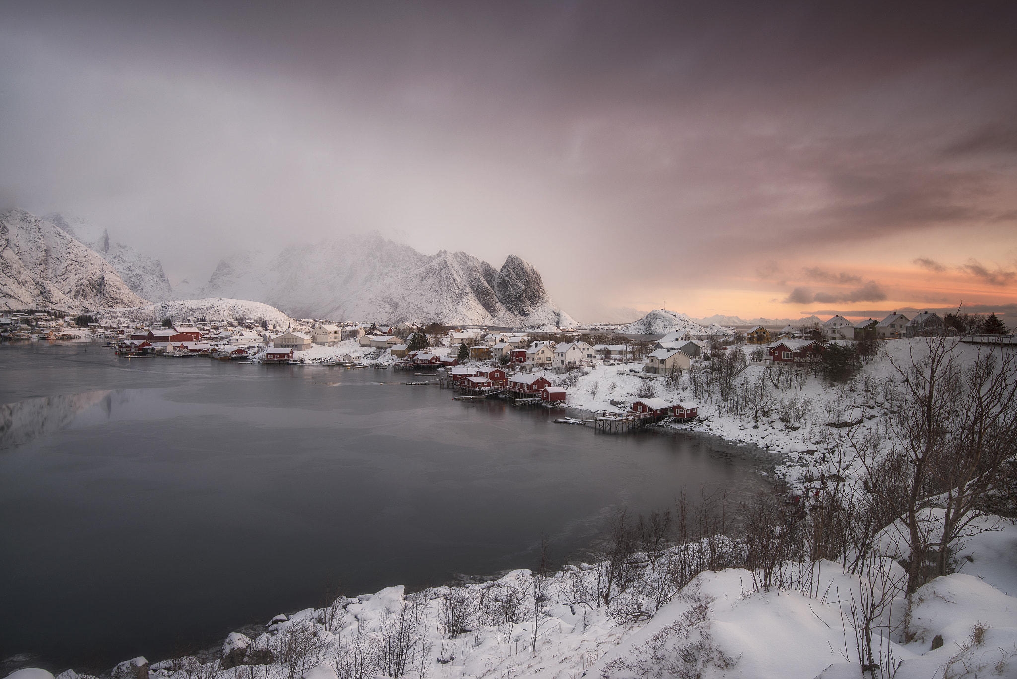 Nikon AF-S Nikkor 16-35mm F4G ED VR sample photo. Reine sunrise photography