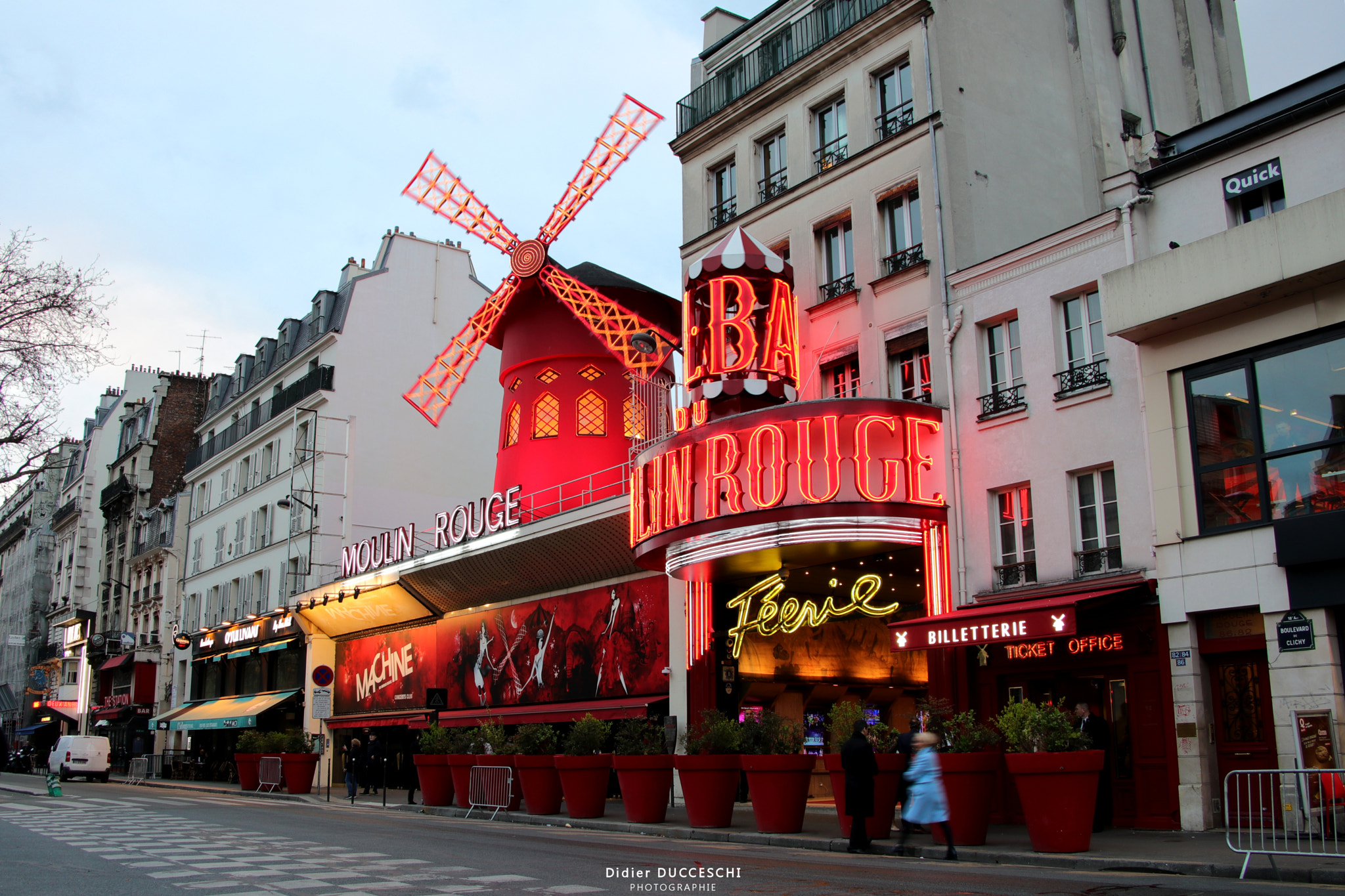 Canon EOS 80D + Sigma 18-50mm f/3.5-5.6 DC sample photo. Paris - le moulin rouge photography