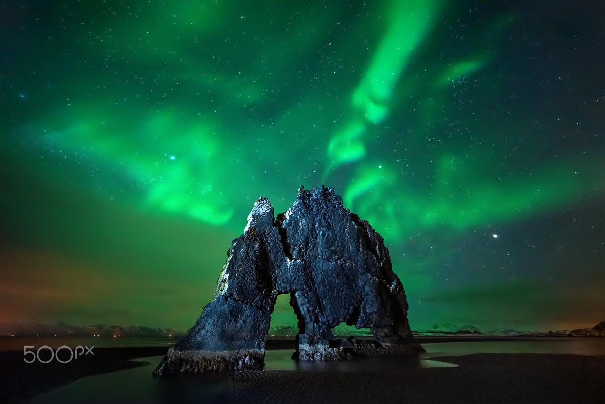 Sony a7R + Voigtlander HELIAR-HYPER WIDE 10mm F5.6 sample photo. Hvitserkur aurora photography