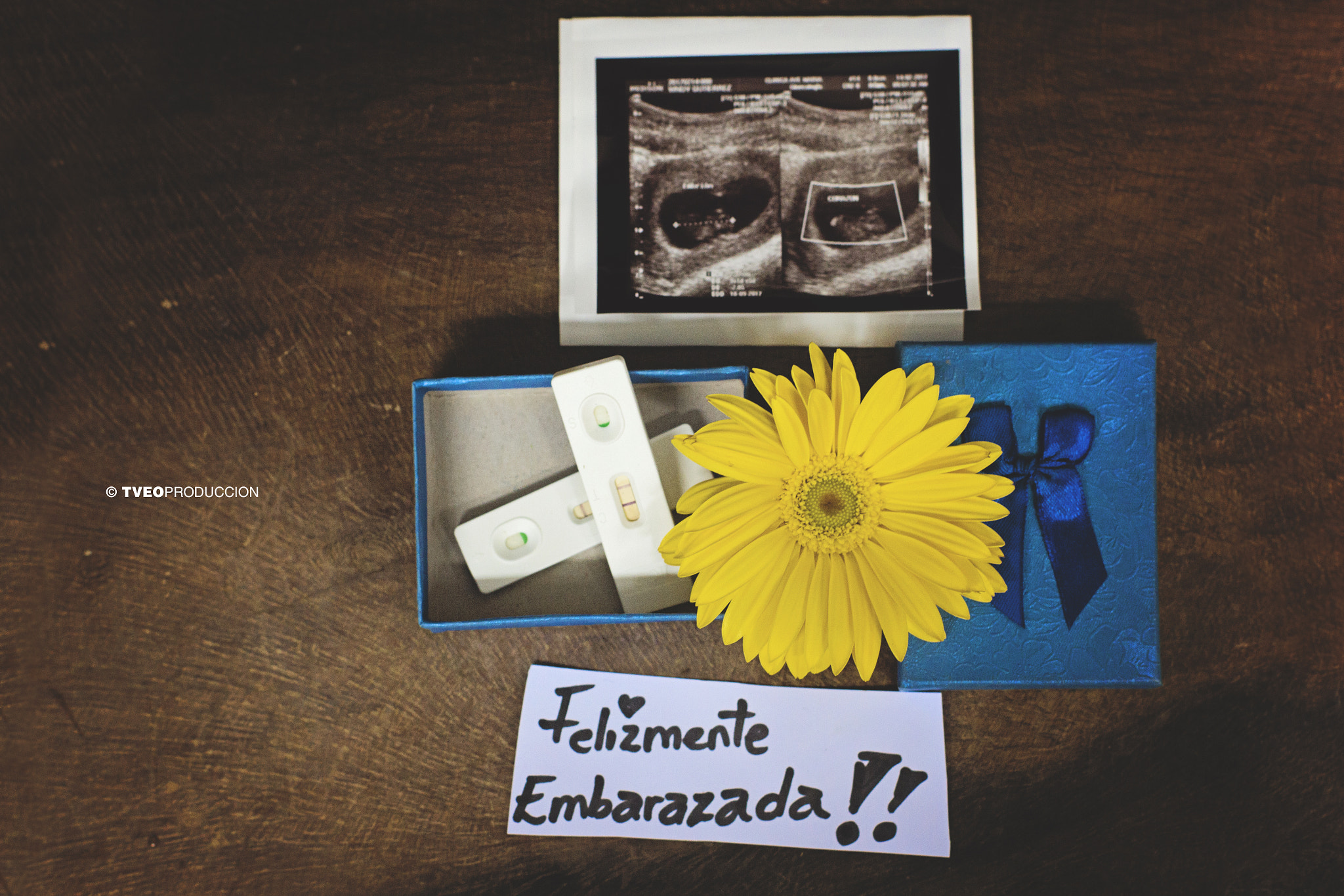 Canon EF 35-80mm f/4-5.6 sample photo. Pregnancy gift photography