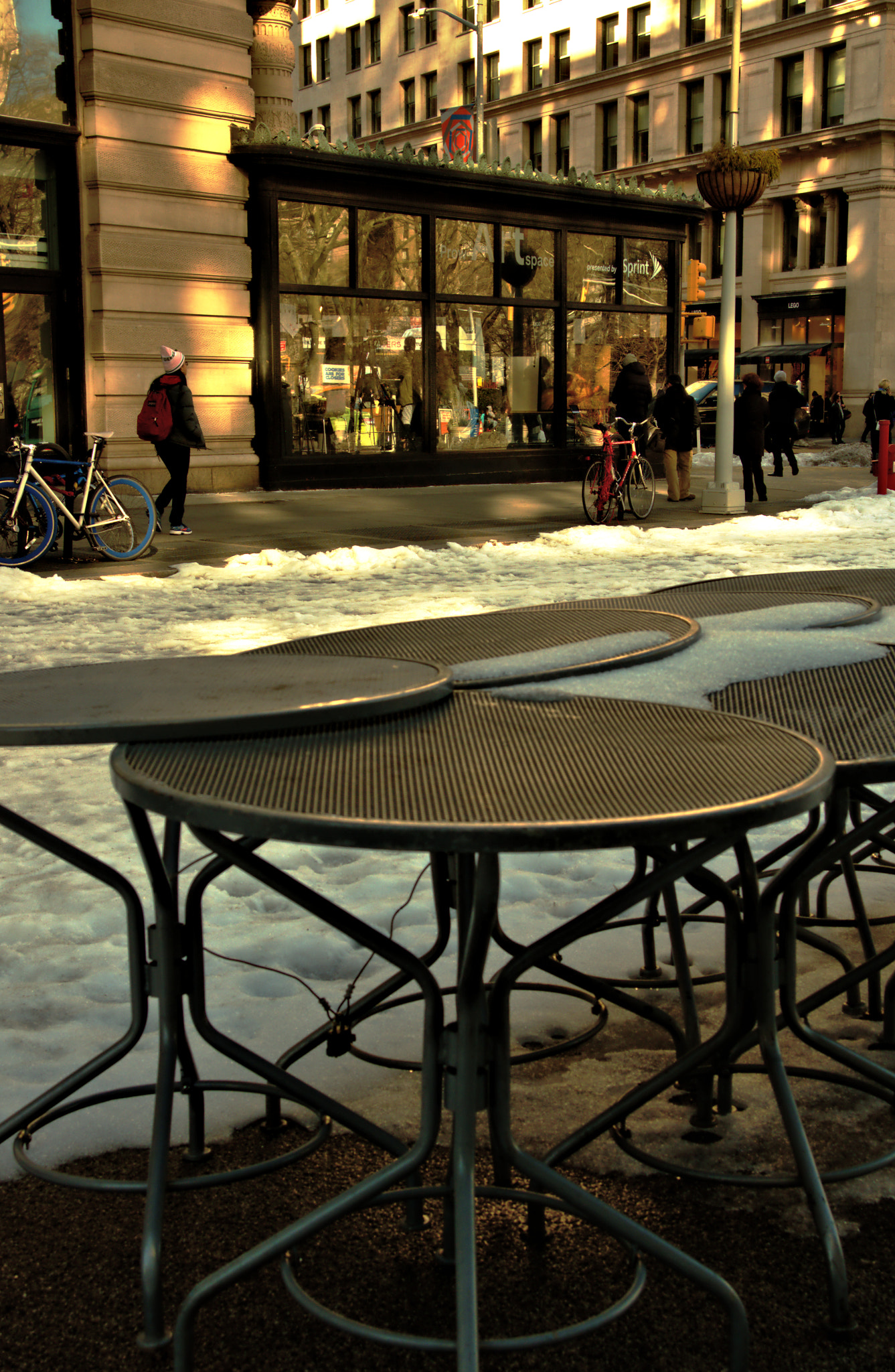 Pentax K-5 IIs sample photo. Al fresco, soon (flatiron plaza) photography