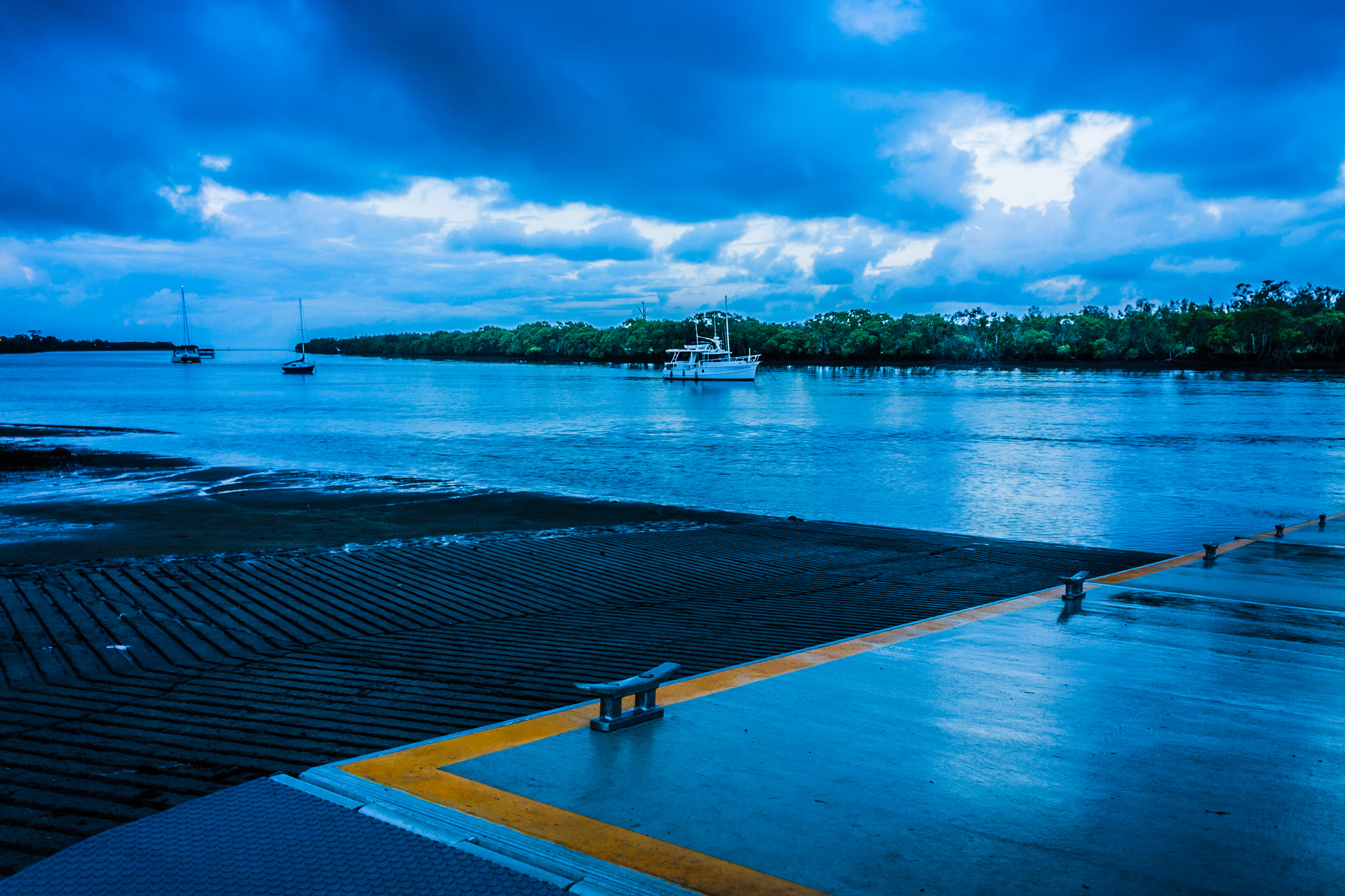 Canon EF-S 18-55mm F3.5-5.6 IS sample photo. Boat ramp pontoon yellow safety stripe photography