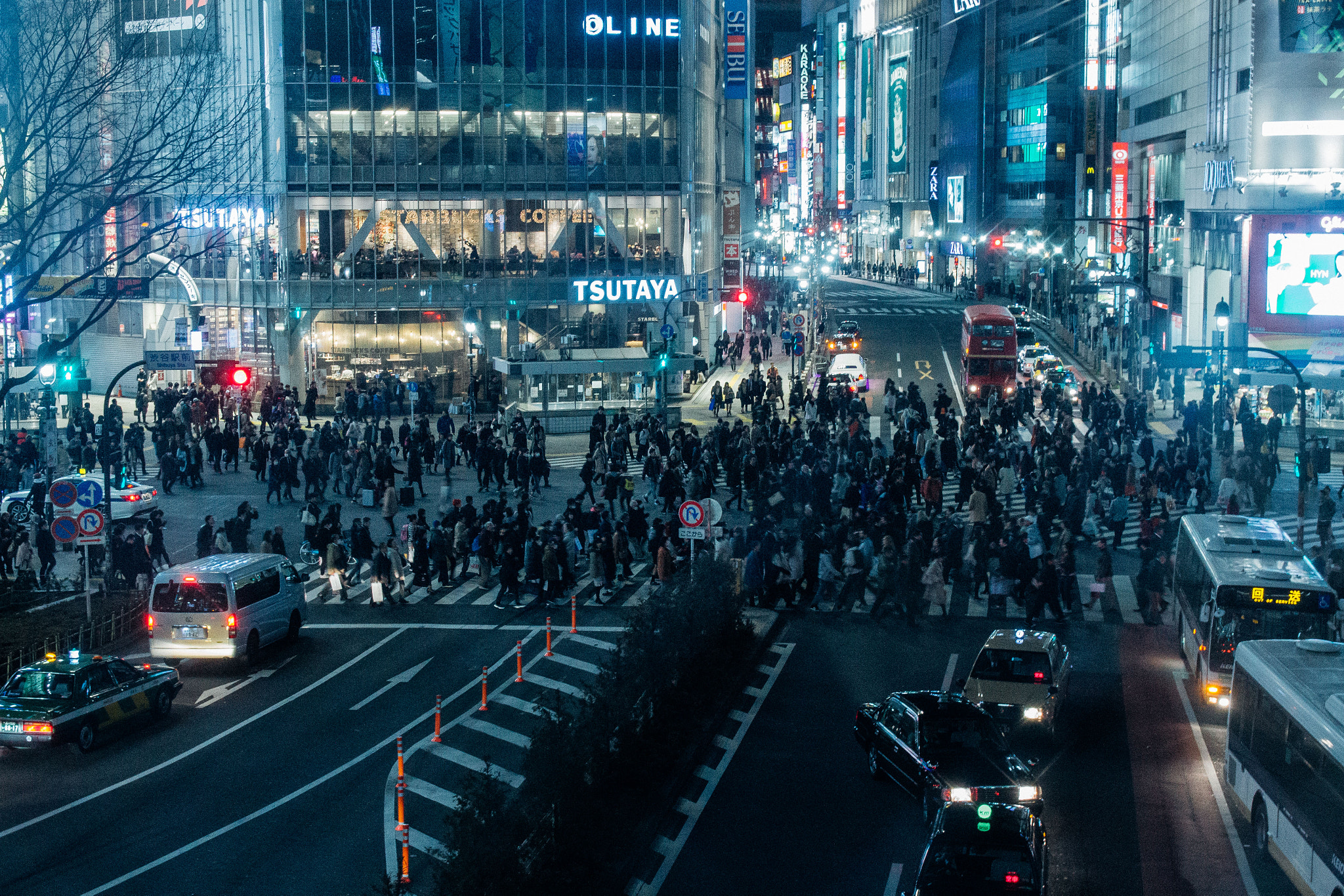 Canon EF-S 17-55mm F2.8 IS USM sample photo. Night of shibuya crosswalk photography