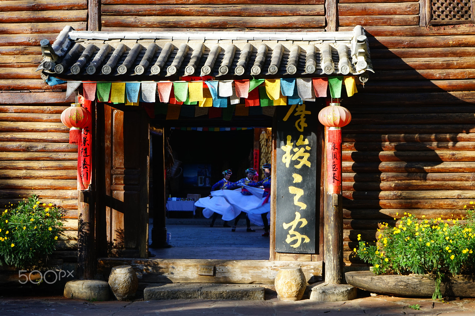 Sony FE 28-70mm F3.5-5.6 OSS sample photo. House of mosuo people photography