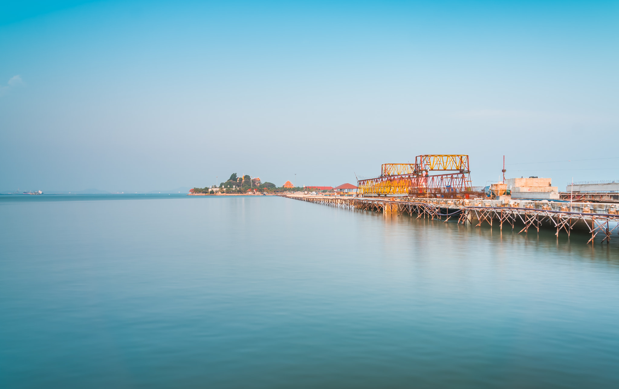 Sony Alpha NEX-6 + Sony Vario-Tessar T* E 16-70mm F4 ZA OSS sample photo. Koh loy sriracha in the morning, which is under re photography