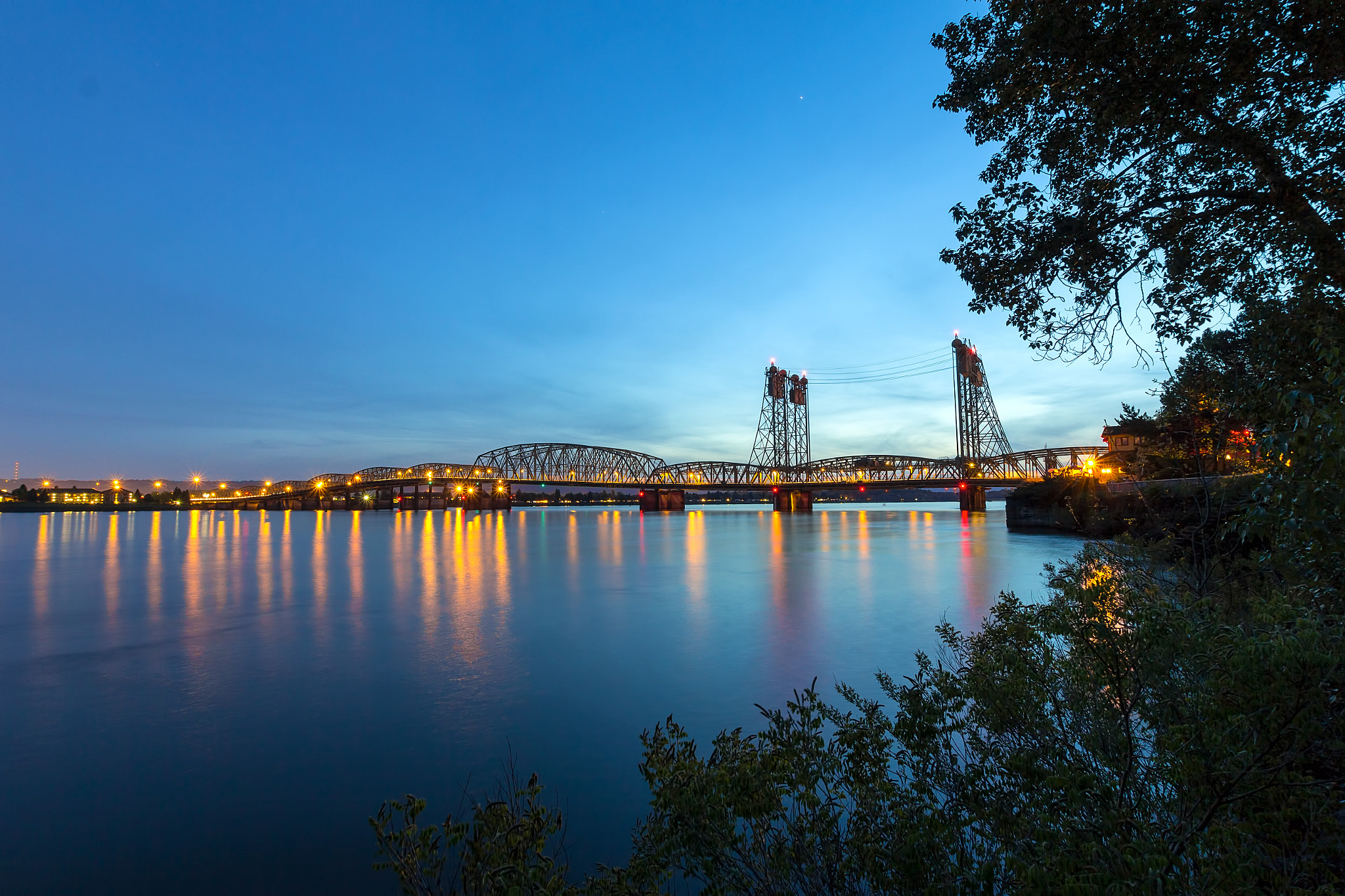 Sigma 10-20mm F3.5 EX DC HSM sample photo. Interstate bridge over columbia river at dusk photography