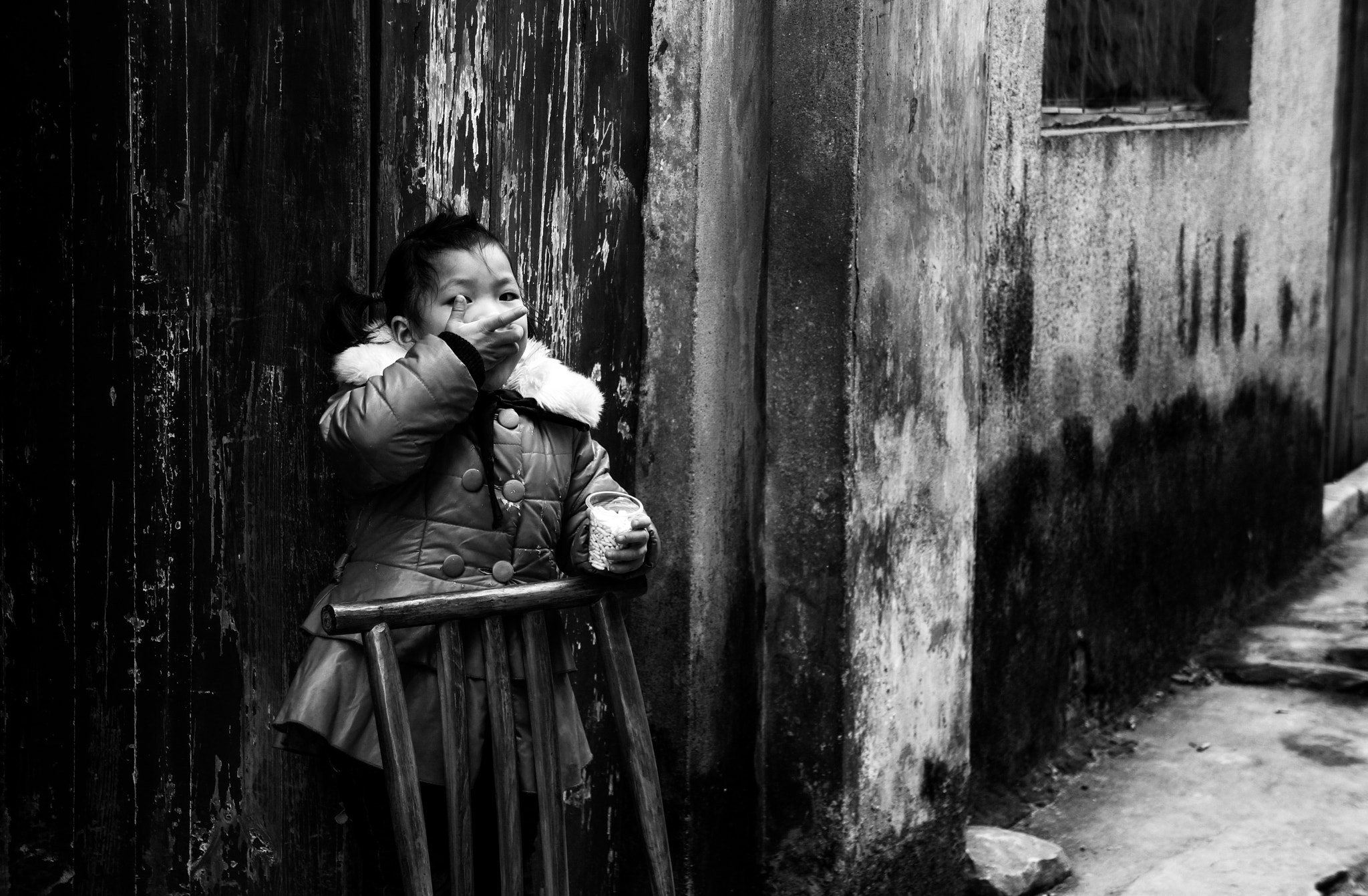 Sony Alpha NEX-7 + Sony E 18-55mm F3.5-5.6 OSS sample photo. Girl in a chinese village photography