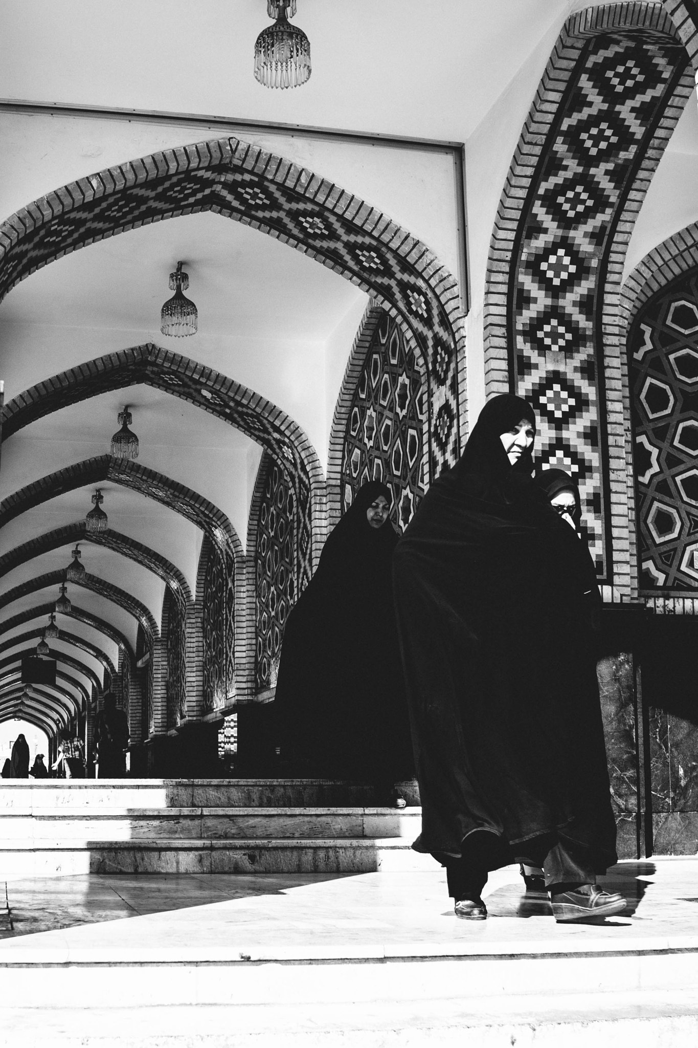 Sony FE 28mm F2 sample photo. Muslims by the mosque photography